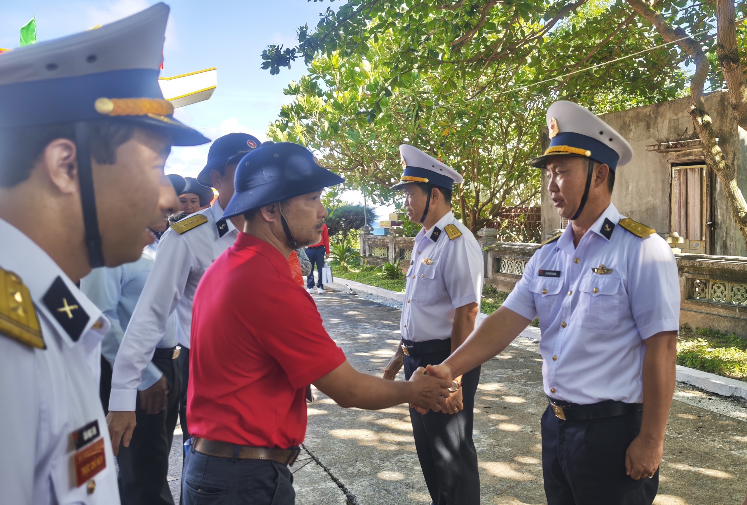"Chuyến tàu Đại đoàn kết" đưa kiều bào thăm Trường Sa, Nhà giàn DK-I- Ảnh 10. "Chuyến tàu Đại đoàn kết" đưa kiều bào thăm Trường Sa, Nhà giàn DK-I- Ảnh 10.