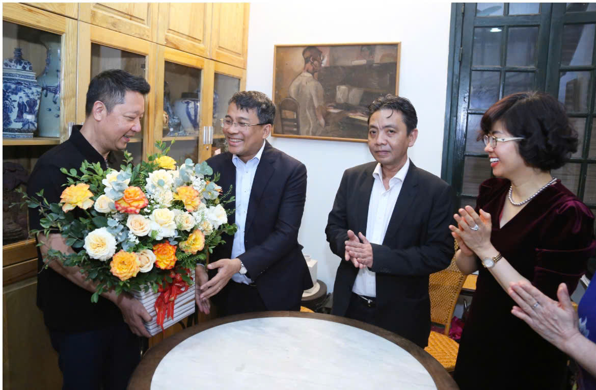 Ủy ban Quốc gia UNESCO Việt Nam thăm, chúc mừng gia đình cố nhạc sĩ Hoàng Vân- Ảnh 1. Ủy ban Quốc gia UNESCO Việt Nam thăm, chúc mừng gia đình cố nhạc sĩ Hoàng Vân- Ảnh 1.