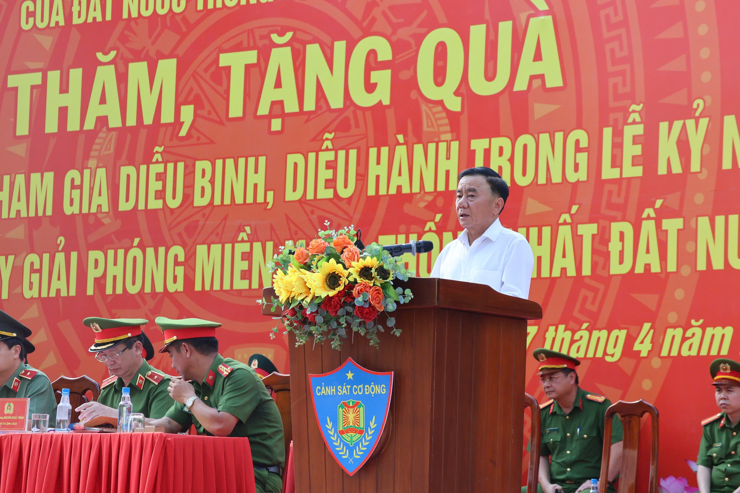 Thường trực Ban Bí thư Trần Cẩm Tú thăm, tặng quà các khối diễu binh tại Đồng Nai- Ảnh 3. Thường trực Ban Bí thư Trần Cẩm Tú thăm, tặng quà các khối diễu binh tại Đồng Nai- Ảnh 3.