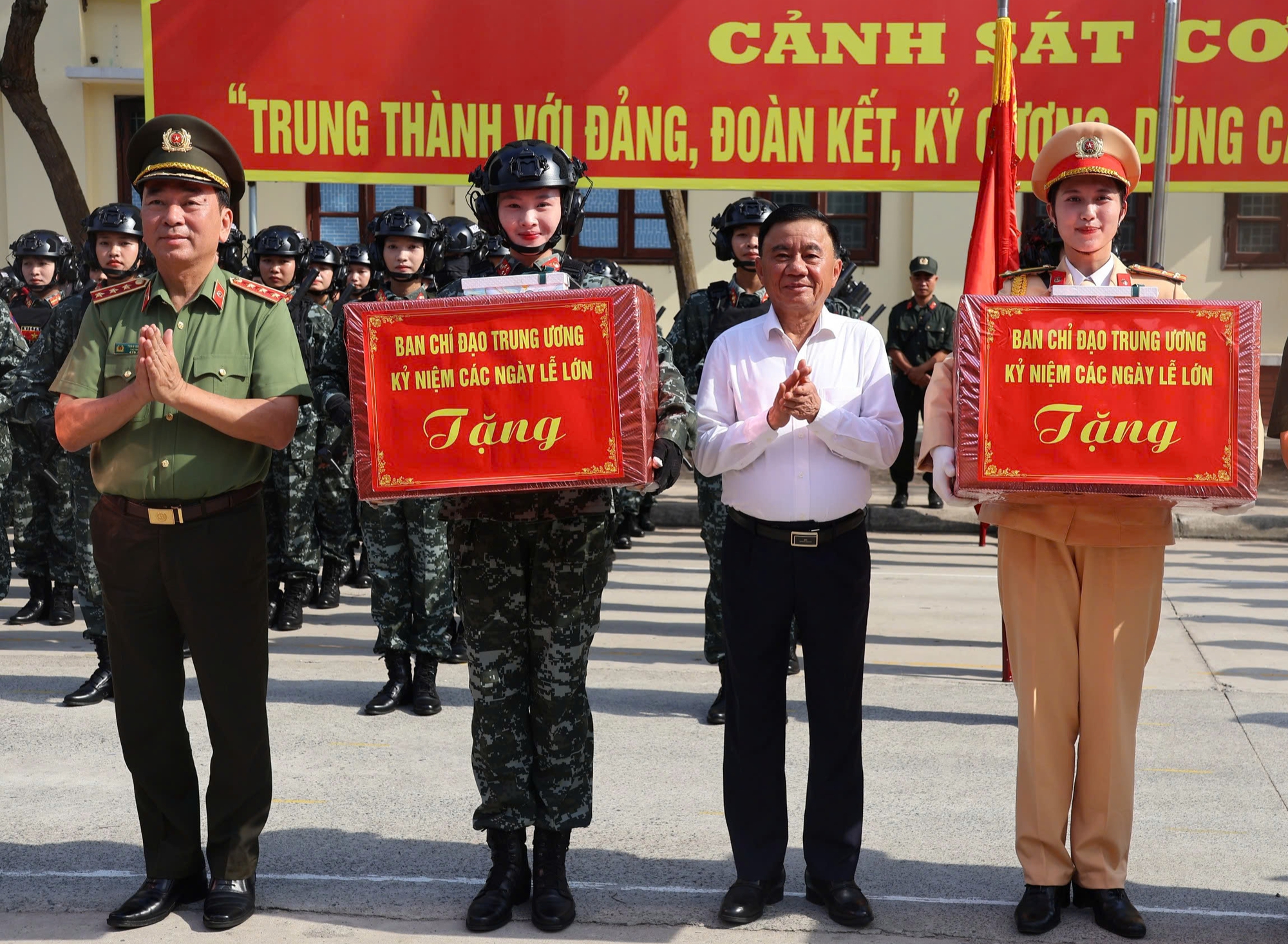Thường trực Ban Bí thư Trần Cẩm Tú thăm, tặng quà các khối diễu binh tại Đồng Nai- Ảnh 1. Thường trực Ban Bí thư Trần Cẩm Tú thăm, tặng quà các khối diễu binh tại Đồng Nai- Ảnh 1.