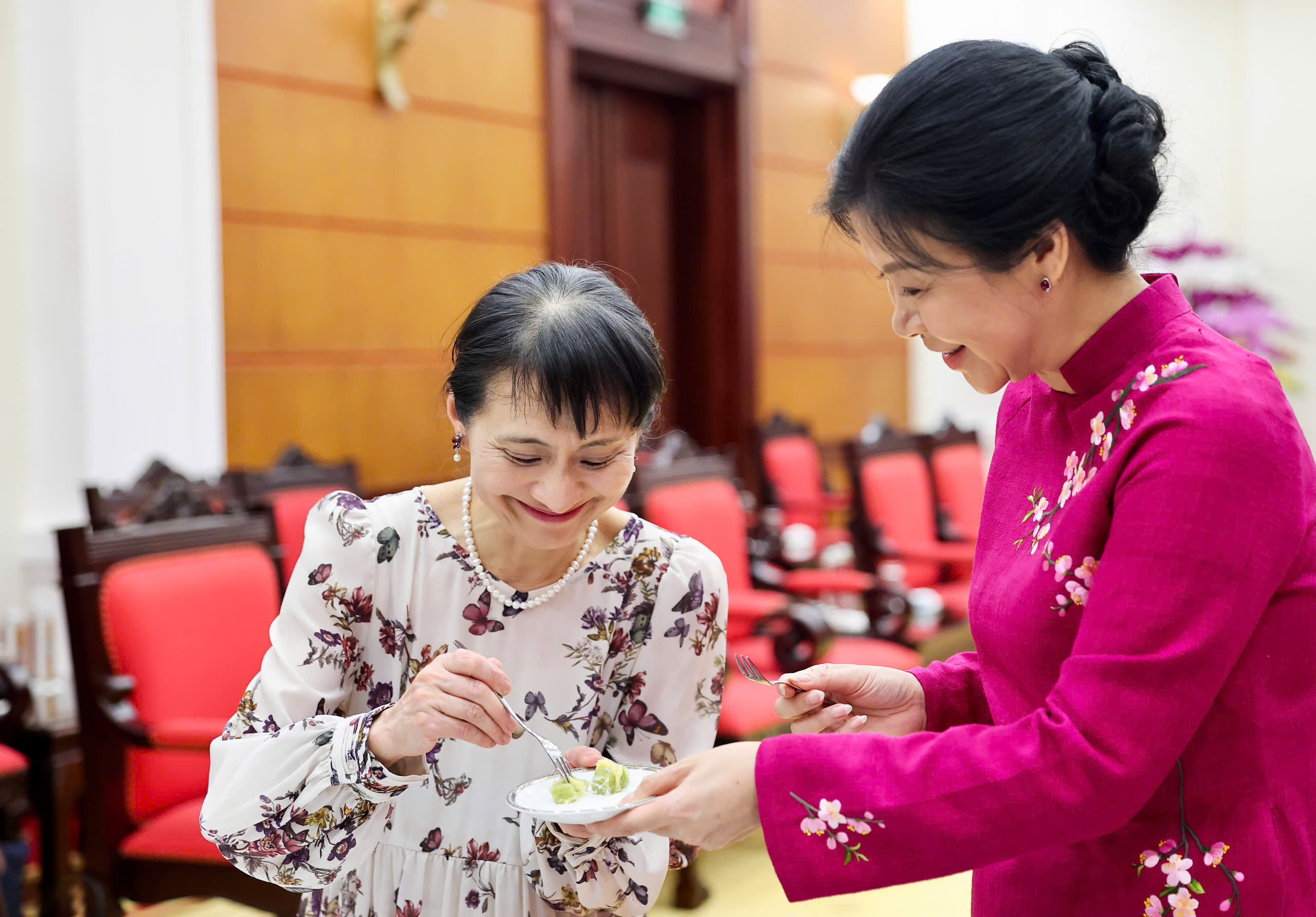 Phu nhân Tổng Bí thư cùng Phu nhân Thủ tướng Nhật Bản trải nghiệm làm bánh cốm- Ảnh 4. Phu nhân Tổng Bí thư cùng Phu nhân Thủ tướng Nhật Bản trải nghiệm làm bánh cốm- Ảnh 4.