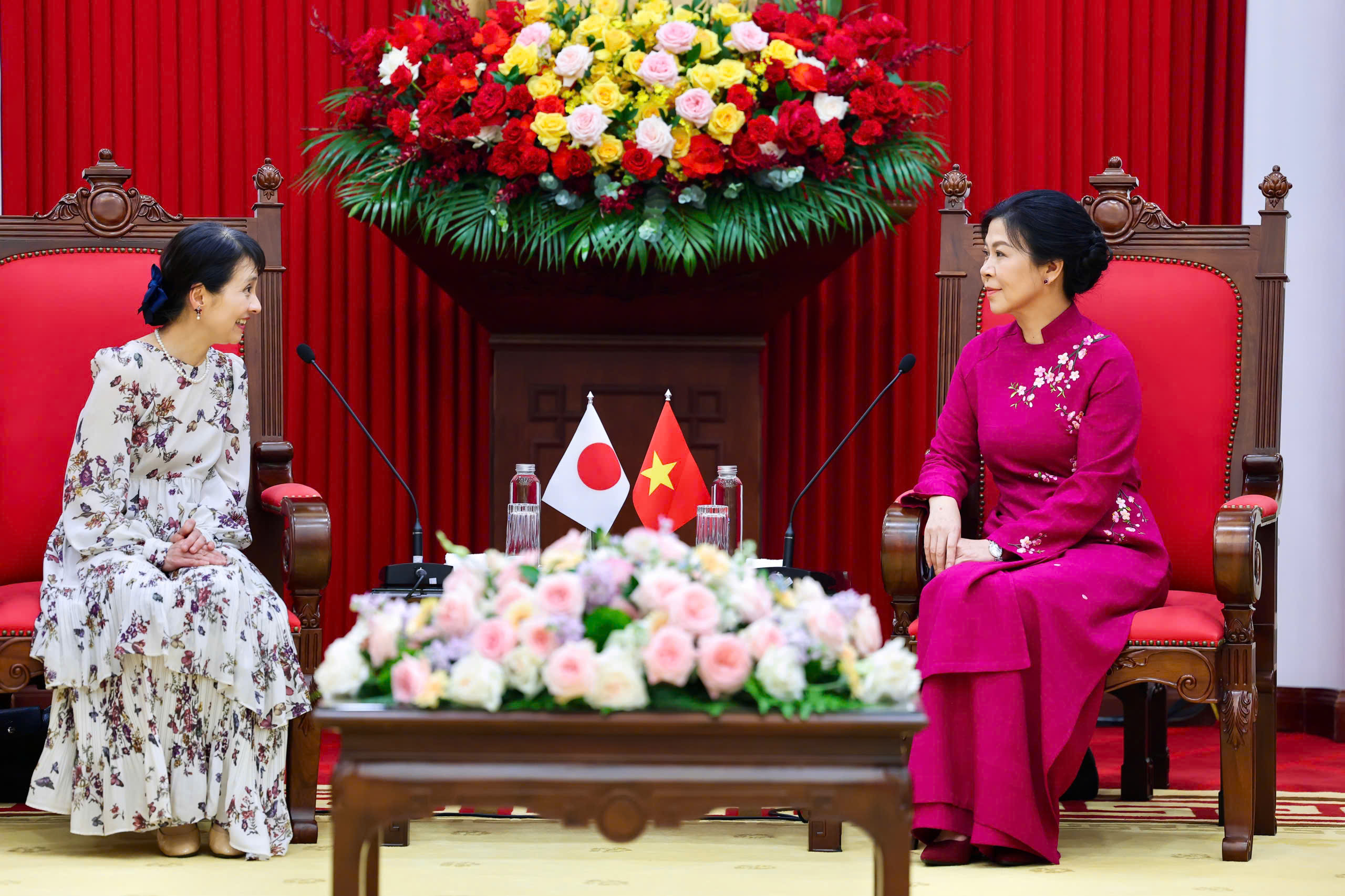 Phu nhân Tổng Bí thư cùng Phu nhân Thủ tướng Nhật Bản trải nghiệm làm bánh cốm- Ảnh 2. Phu nhân Tổng Bí thư cùng Phu nhân Thủ tướng Nhật Bản trải nghiệm làm bánh cốm- Ảnh 2.