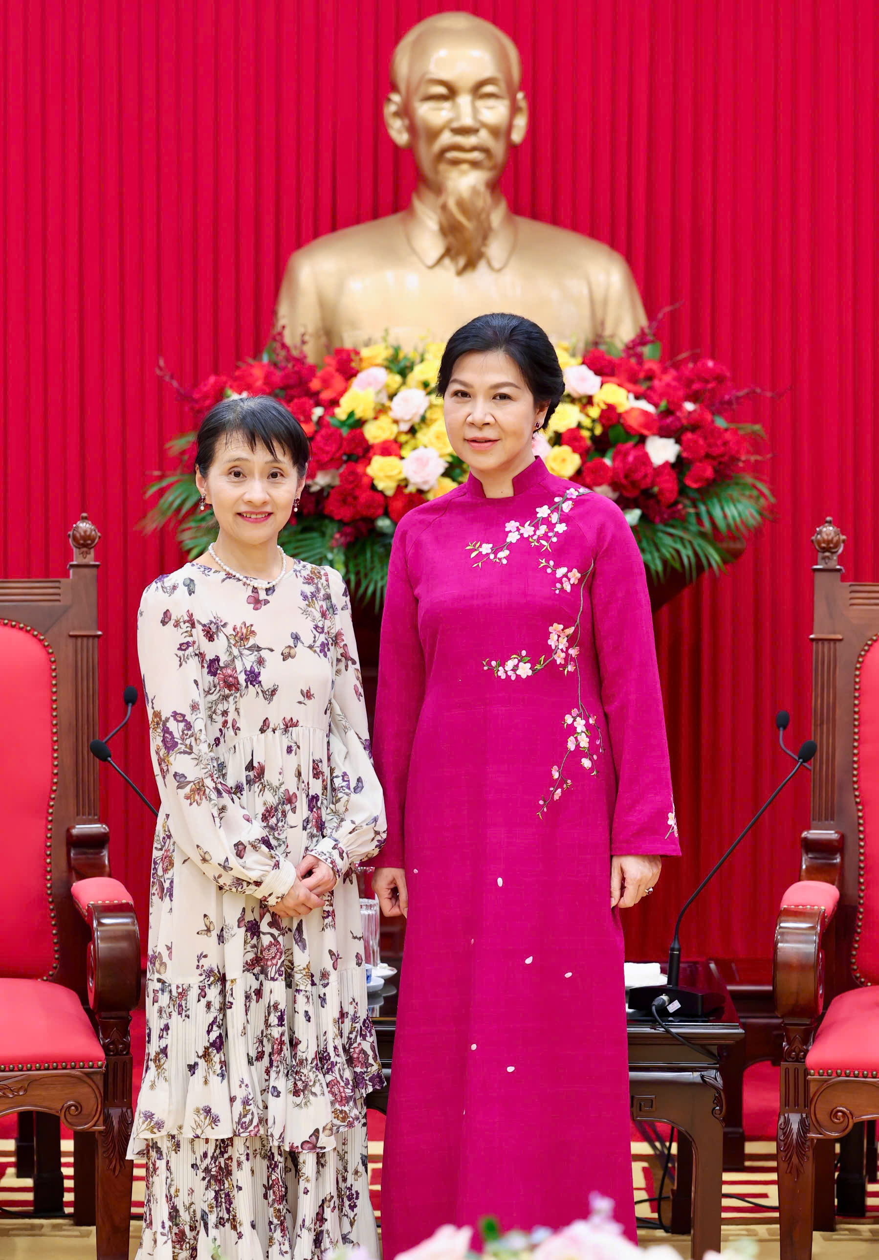 Phu nhân Tổng Bí thư cùng Phu nhân Thủ tướng Nhật Bản trải nghiệm làm bánh cốm- Ảnh 1. Phu nhân Tổng Bí thư cùng Phu nhân Thủ tướng Nhật Bản trải nghiệm làm bánh cốm- Ảnh 1.