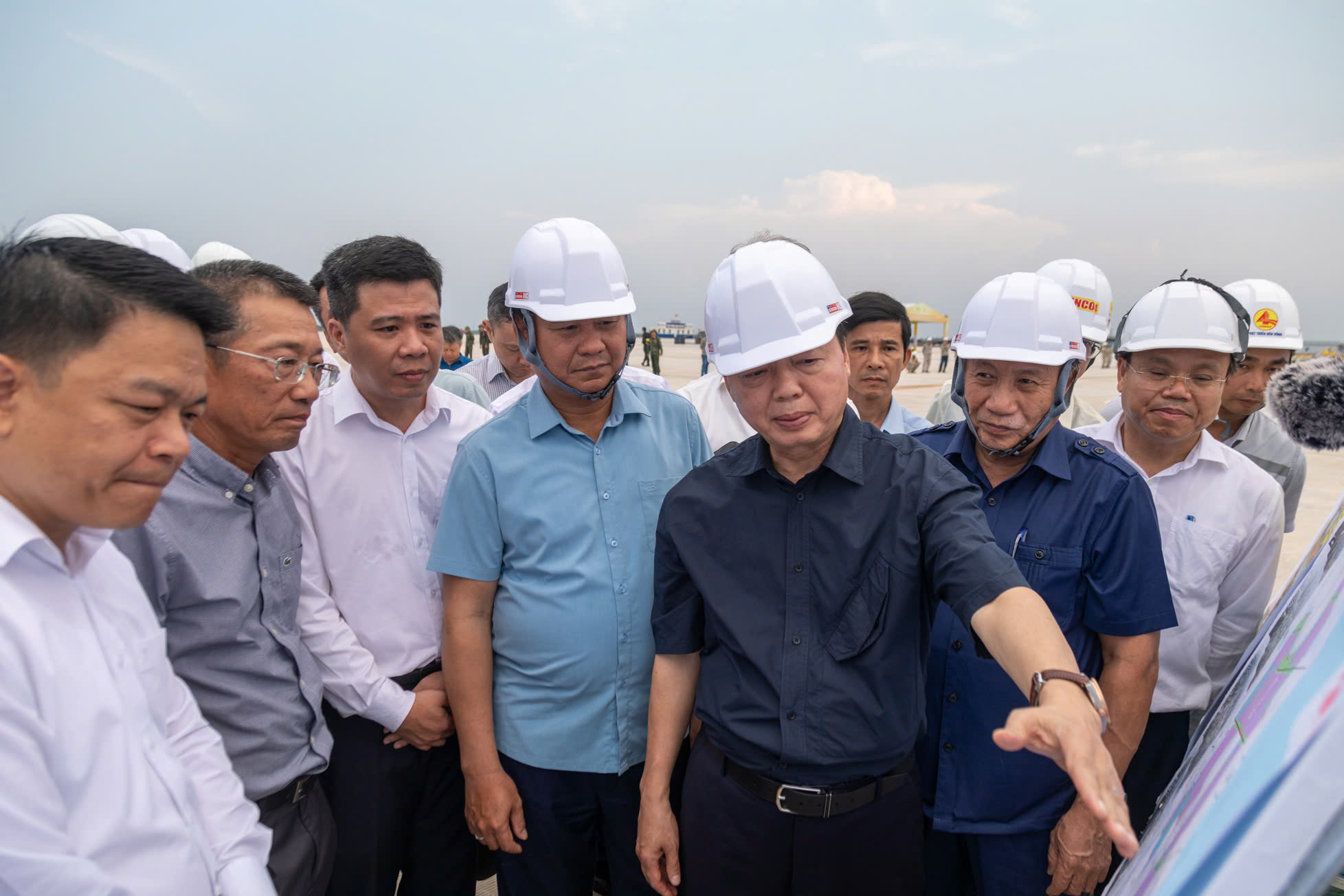 Kiểm tra thực tế 2 dự án trọng điểm, Phó Thủ tướng Trần Hồng Hà lưu ý Quảng Trị nhiều đầu việc - Ảnh 1. Kiểm tra thực tế 2 dự án trọng điểm, Phó Thủ tướng Trần Hồng Hà lưu ý Quảng Trị nhiều đầu việc - Ảnh 1.