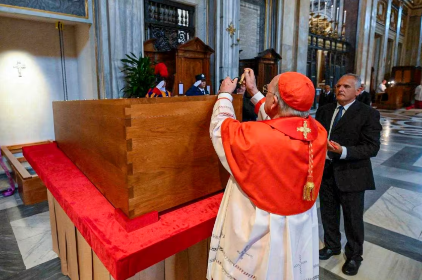 Vatican công bố ảnh “lễ an táng riêng tư” Giáo hoàng Francis
