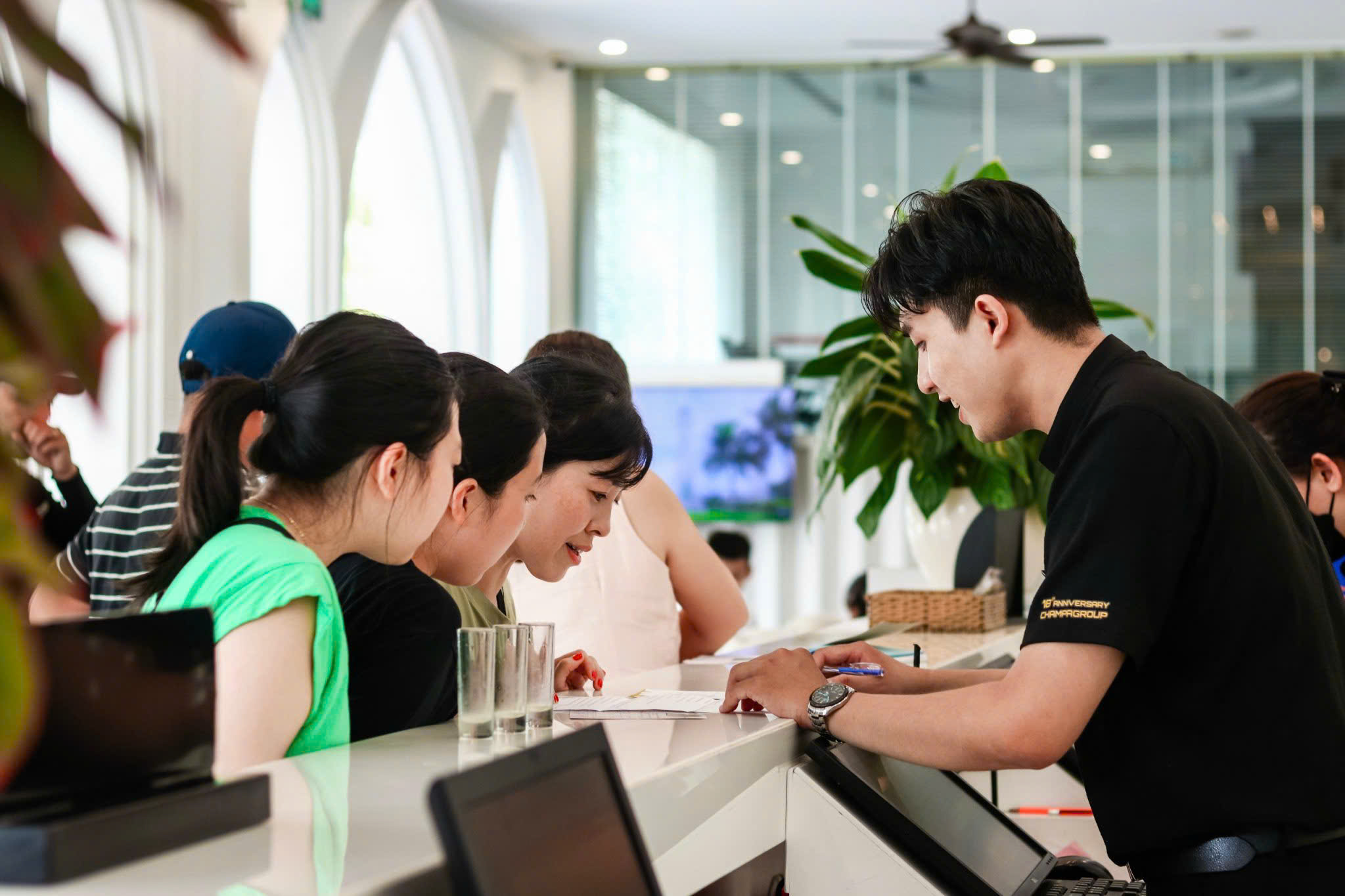 Khanh Hoa's decisive action in inspecting accommodation service prices during the April 30th - May 1st holiday - Photo 1. Hành động quyết liệt của Khánh Hòa trong việc kiểm tra giá dịch vụ lưu trú dịp lễ 30/4 - 1/5- Ảnh 1.