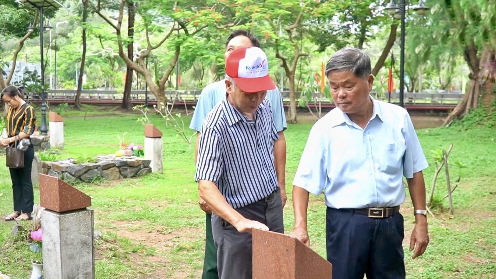 Về nơi lửa thử vàng...- Ảnh 1. Về nơi lửa thử vàng...- Ảnh 1.