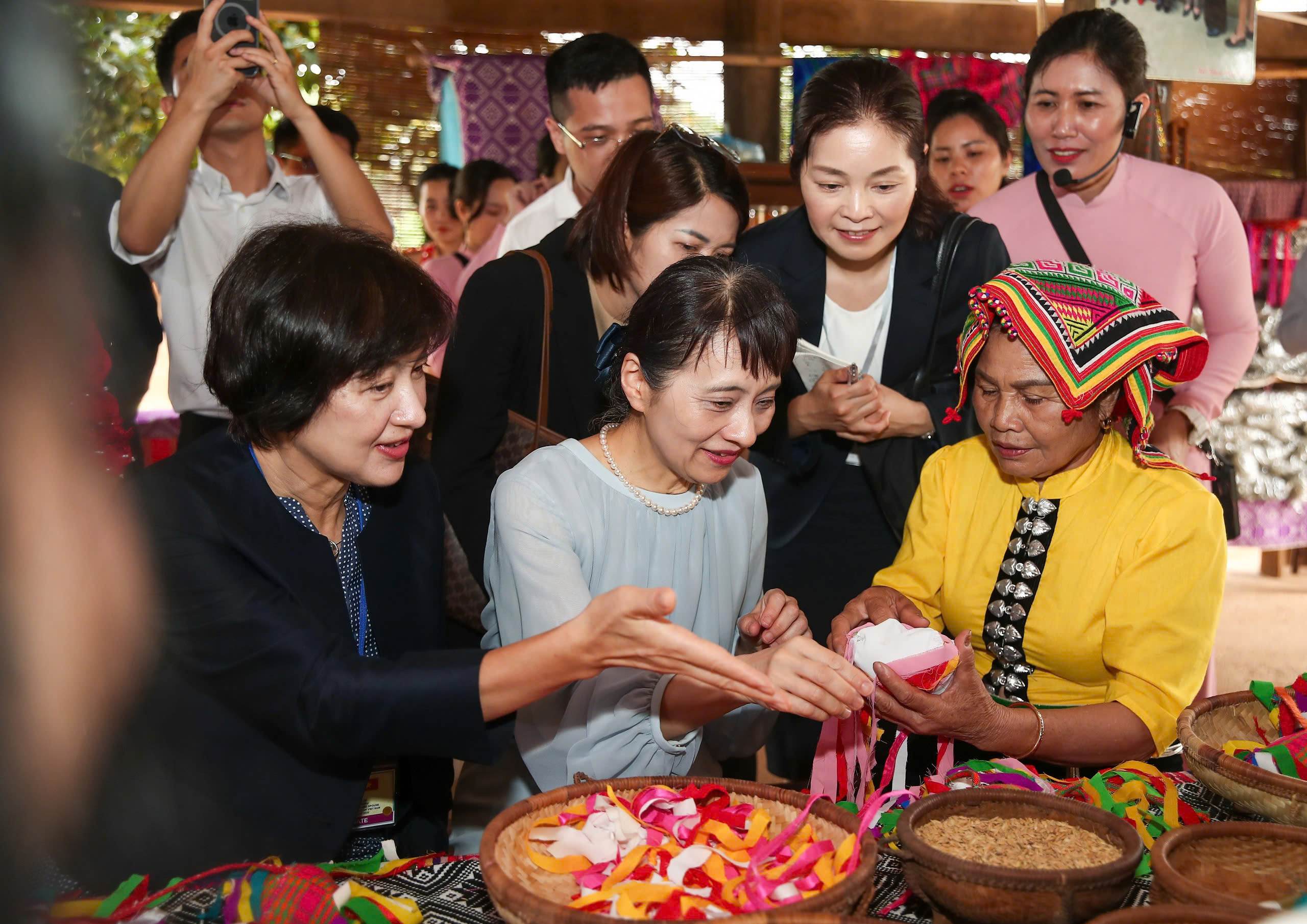 Tặng Phu nhân Thủ tướng Nhật Bản chiếu khăn Piêu - Ảnh 2.