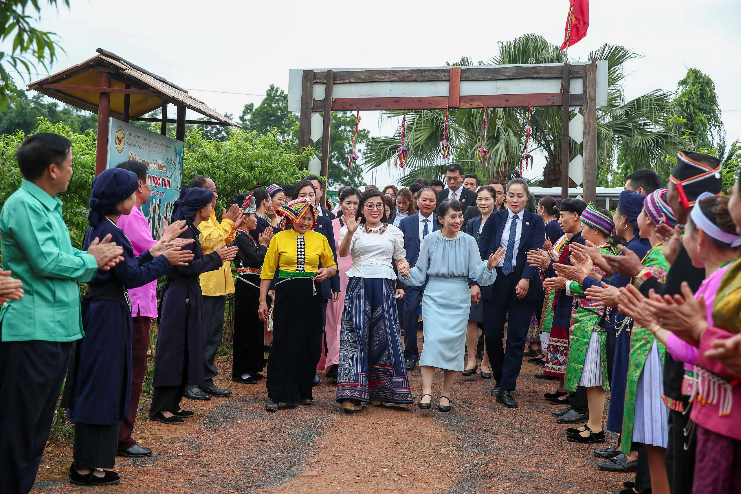 Tặng Phu nhân Thủ tướng Nhật Bản chiếu khăn Piêu - Ảnh 1.