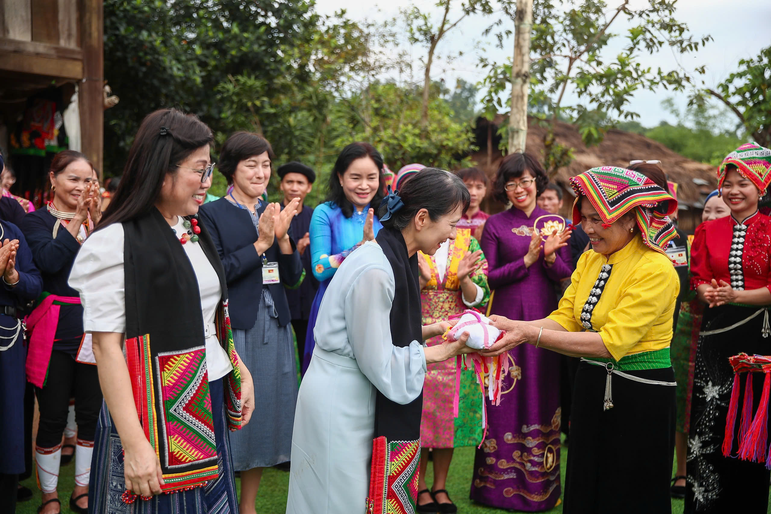 Tặng Phu nhân Thủ tướng Nhật Bản chiếu khăn Piêu - Ảnh 8.