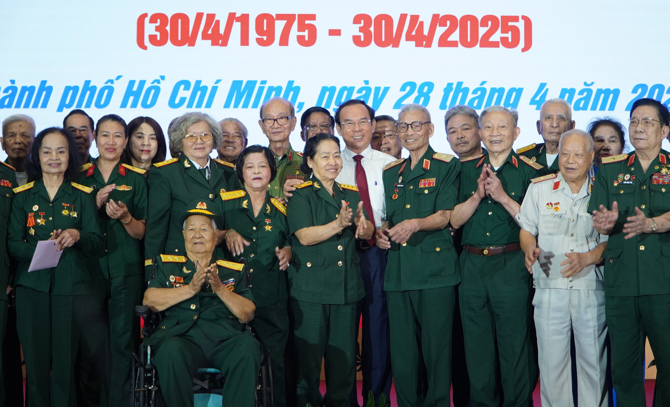 TP HCM họp mặt nhân chứng lịch sử tham gia 5 cánh quân trong Chiến dịch Hồ Chí Minh- Ảnh 3. TP HCM họp mặt nhân chứng lịch sử tham gia 5 cánh quân trong Chiến dịch Hồ Chí Minh- Ảnh 3.
