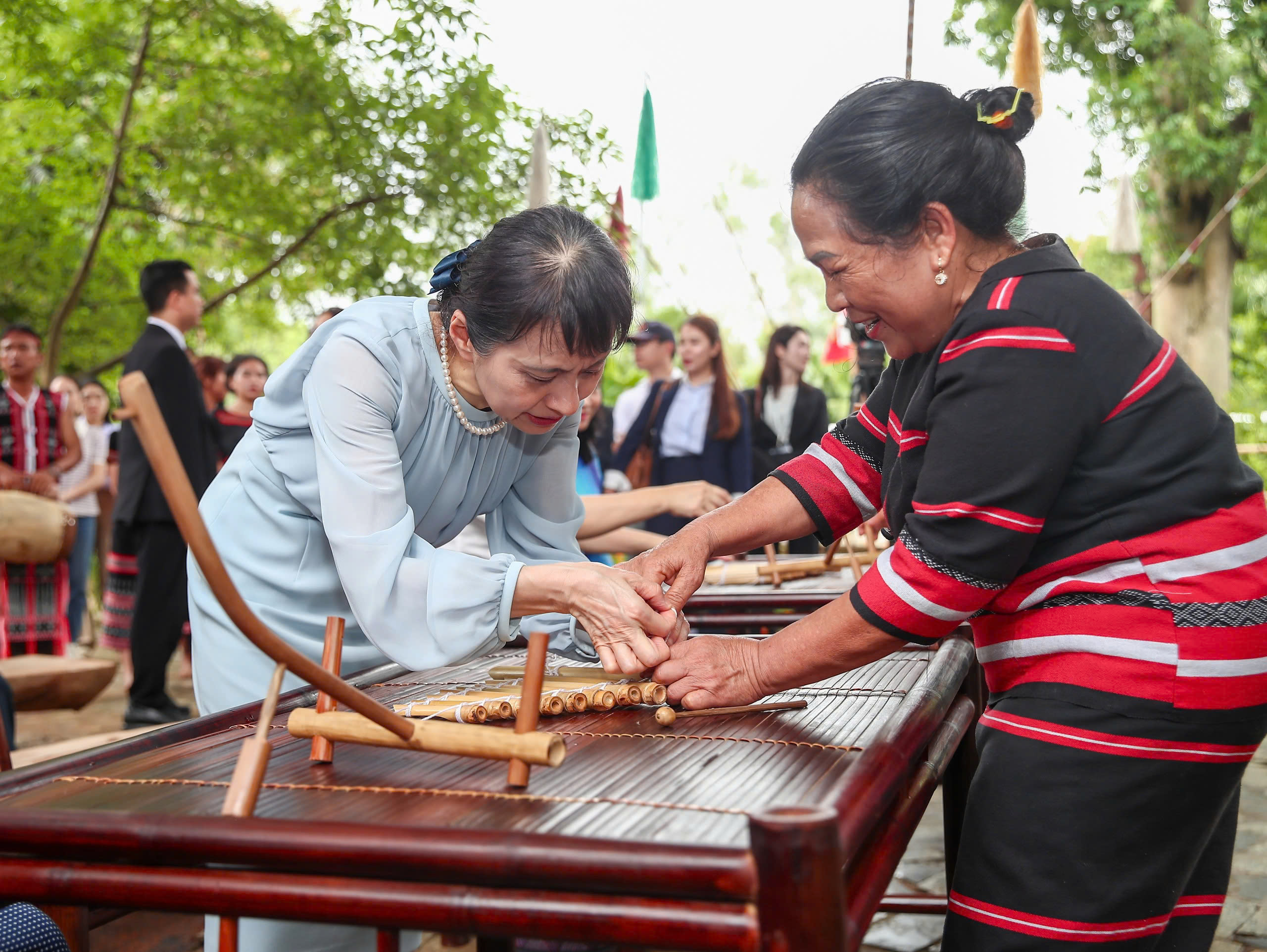 Tặng Phu nhân Thủ tướng Nhật Bản chiếu khăn Piêu - Ảnh 14.