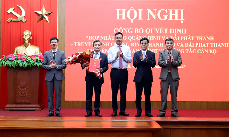 Công bố Tổng Biên tập Báo và Đài PT-TH Quảng Bình sau hợp nhất- Ảnh 1. Công bố Tổng Biên tập Báo và Đài PT-TH Quảng Bình sau hợp nhất- Ảnh 1.