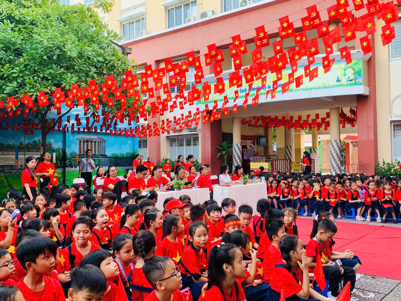 TP HCM: Phố phường rực rỡ cờ Tổ quốc- Ảnh 10. TP HCM: Phố phường rực rỡ cờ Tổ quốc- Ảnh 10.