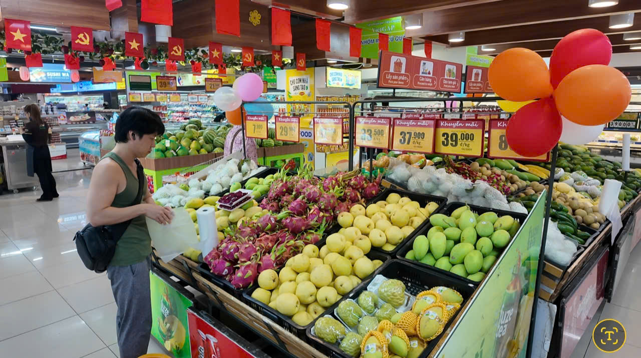 TP HCM: bùng nổ khuyến mãi, người dân mua sắm sớm để ăn mừng đại lễ 30-4 - Ảnh 2.