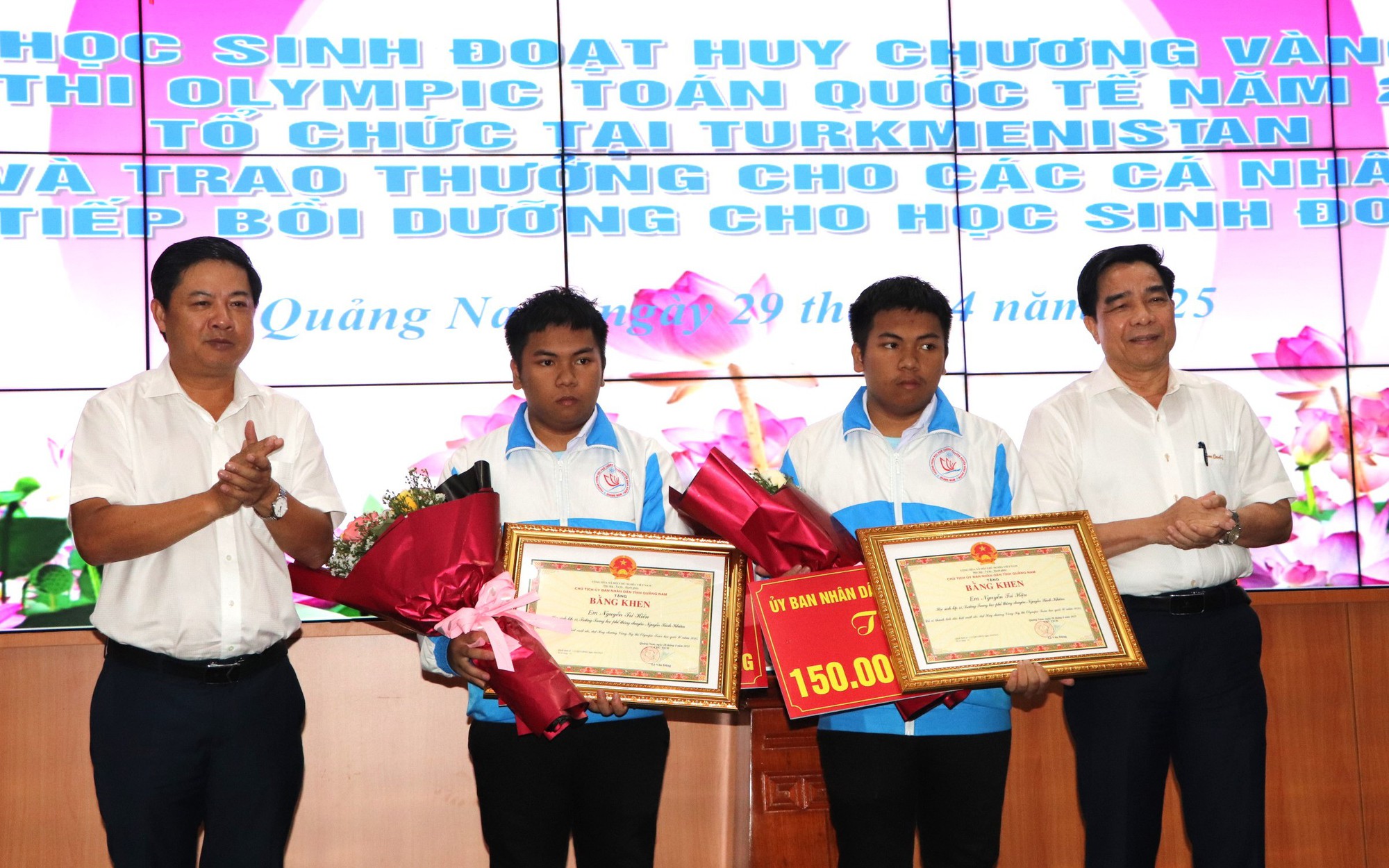 LĐLĐ Quảng Nam tặng quà anh em song sinh đoạt HCV kỳ thi Olympic - Ảnh 3.