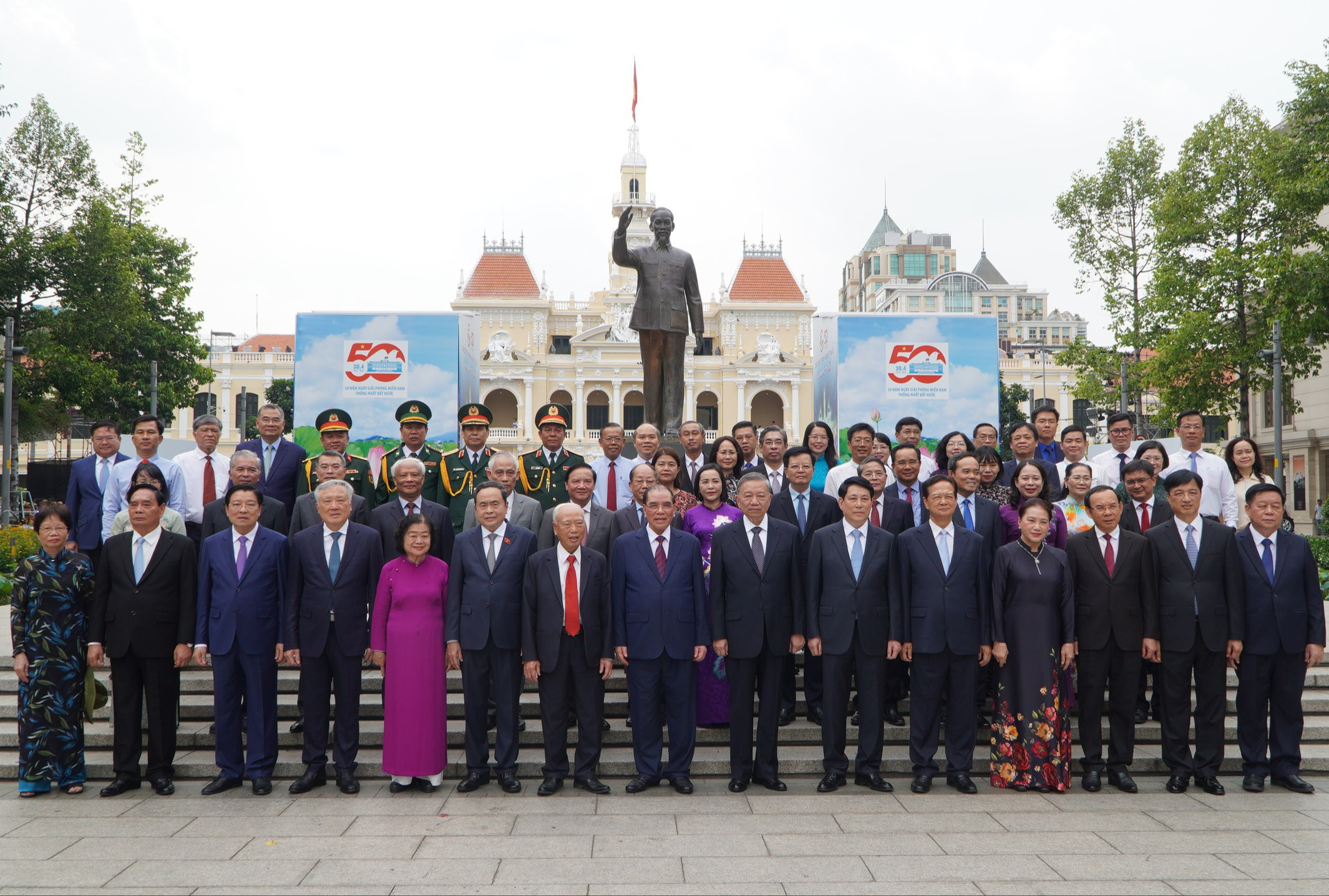 Tổng Bí thư Tô Lâm dâng hoa Chủ tịch Hồ Chí Minh- Ảnh 4. Tổng Bí thư Tô Lâm dâng hoa Chủ tịch Hồ Chí Minh- Ảnh 4.