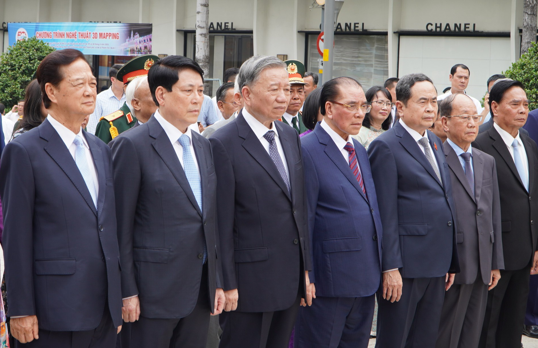 Tổng Bí thư Tô Lâm dâng hoa Chủ tịch Hồ Chí Minh- Ảnh 2. Tổng Bí thư Tô Lâm dâng hoa Chủ tịch Hồ Chí Minh- Ảnh 2.
