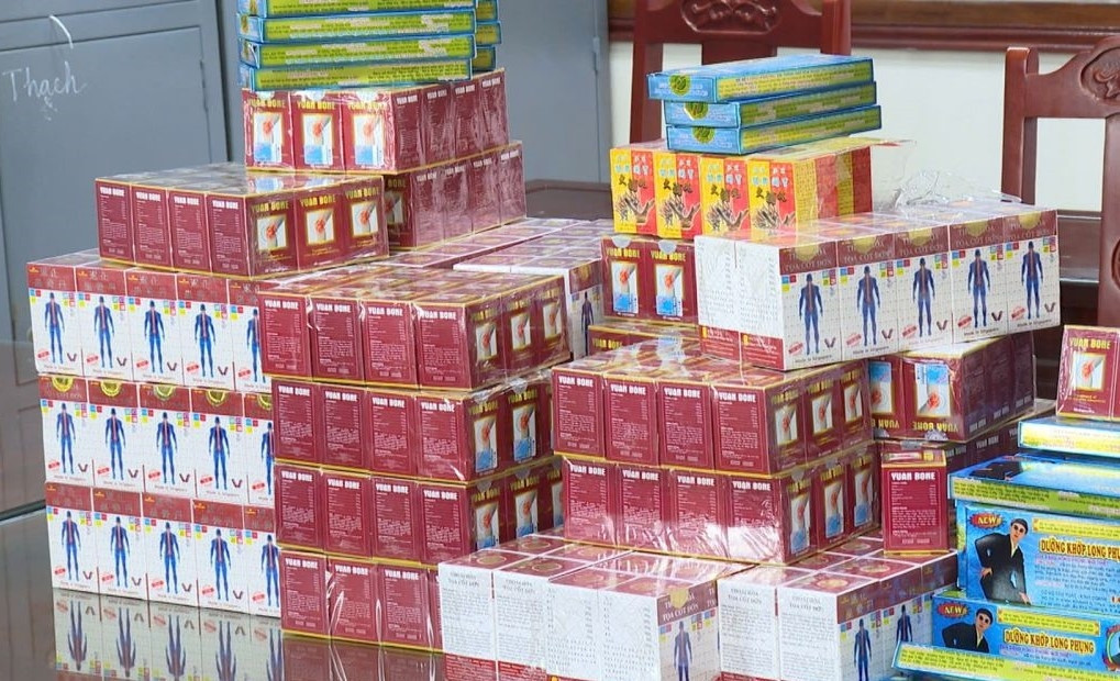 Số lượng lớn các loại thuốc tân dược và thuốc xương khớp giả bị lực lượng chức năng thu giữ