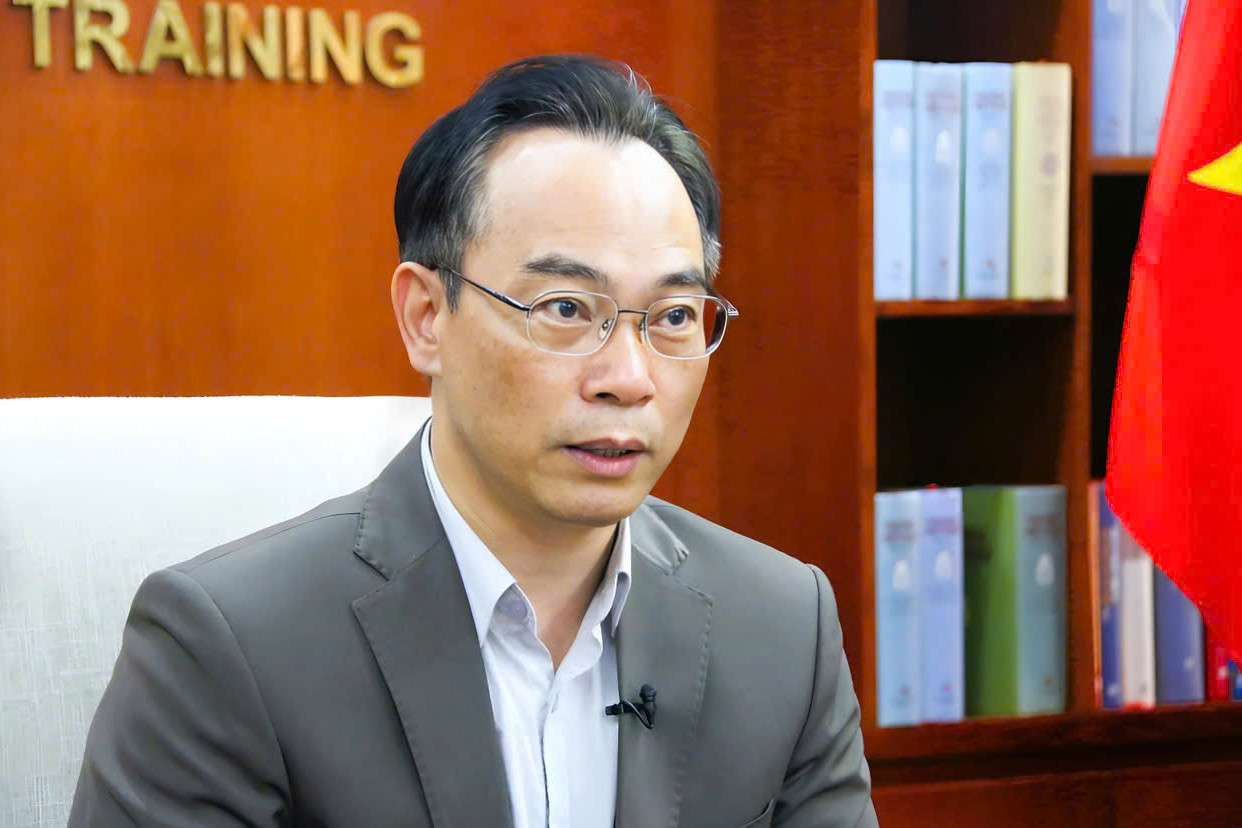 วิดีโอ: รองปลัดกระทรวงศึกษาธิการและการฝึกอบรม อธิบายว่าทำไมจึงต้องแปลงคะแนนการรับเข้าเรียน - ภาพที่ 1 VIDEO: Thứ trưởng Bộ GD-ĐT lý giải vì sao phải quy đổi điểm xét tuyển- Ảnh 1.