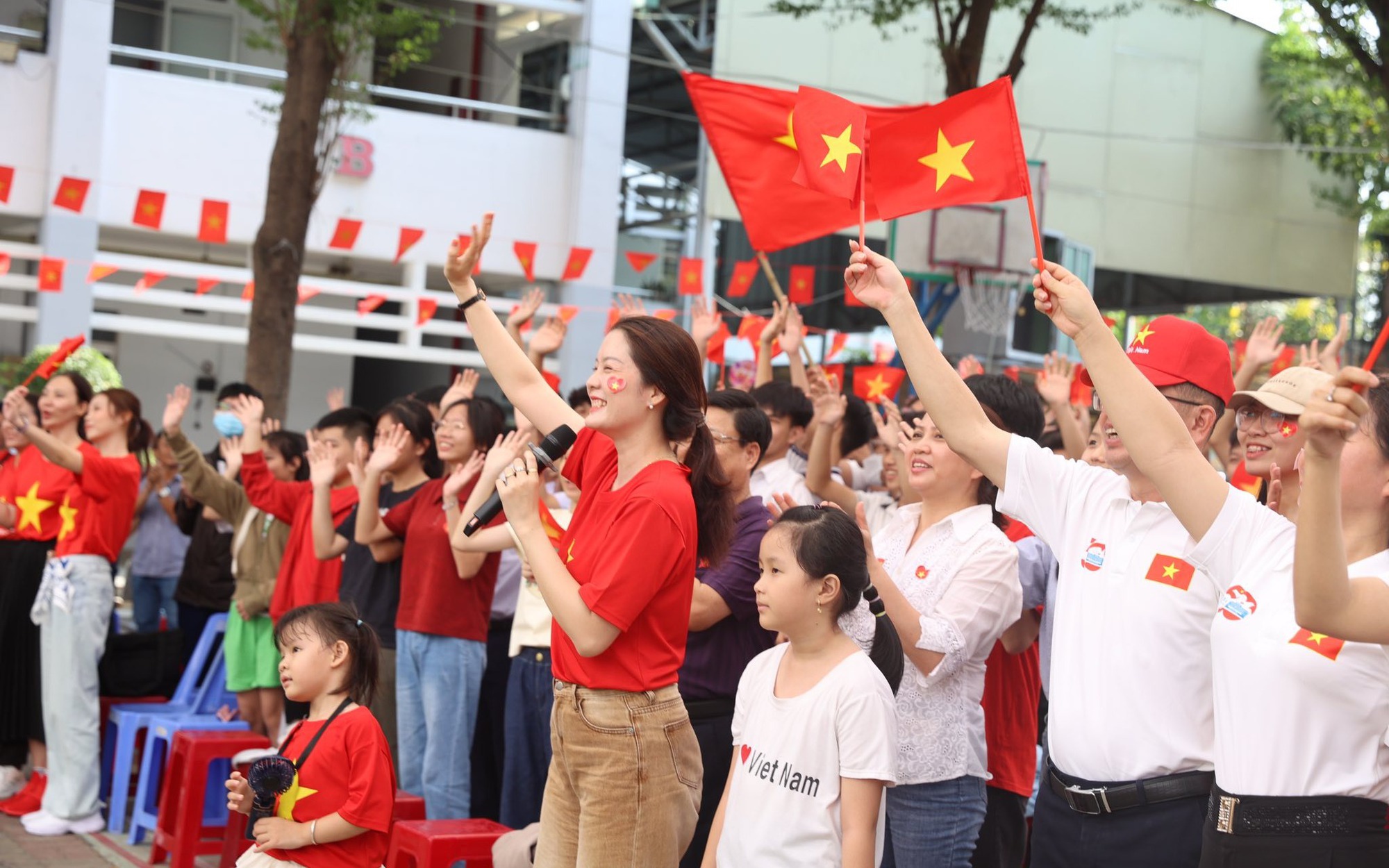 Trường ĐH Văn Lang lên tiếng về một sinh viên có hành vi vô lễ với cựu chiến binh  - Ảnh 2.