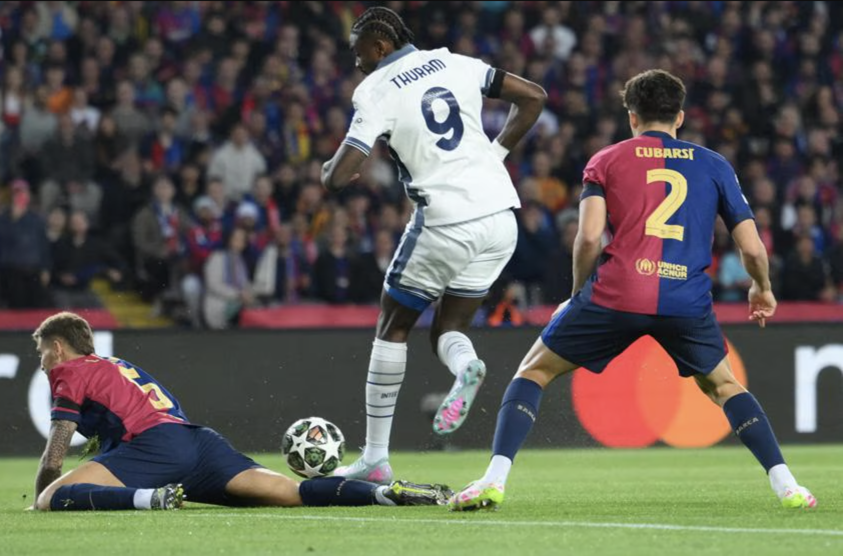 Rượt đuổi 6 bàn, Barcelona hòa nghẹt thở Inter Milan ở Champions League- Ảnh 2. Rượt đuổi 6 bàn, Barcelona hòa nghẹt thở Inter Milan ở Champions League- Ảnh 2.
