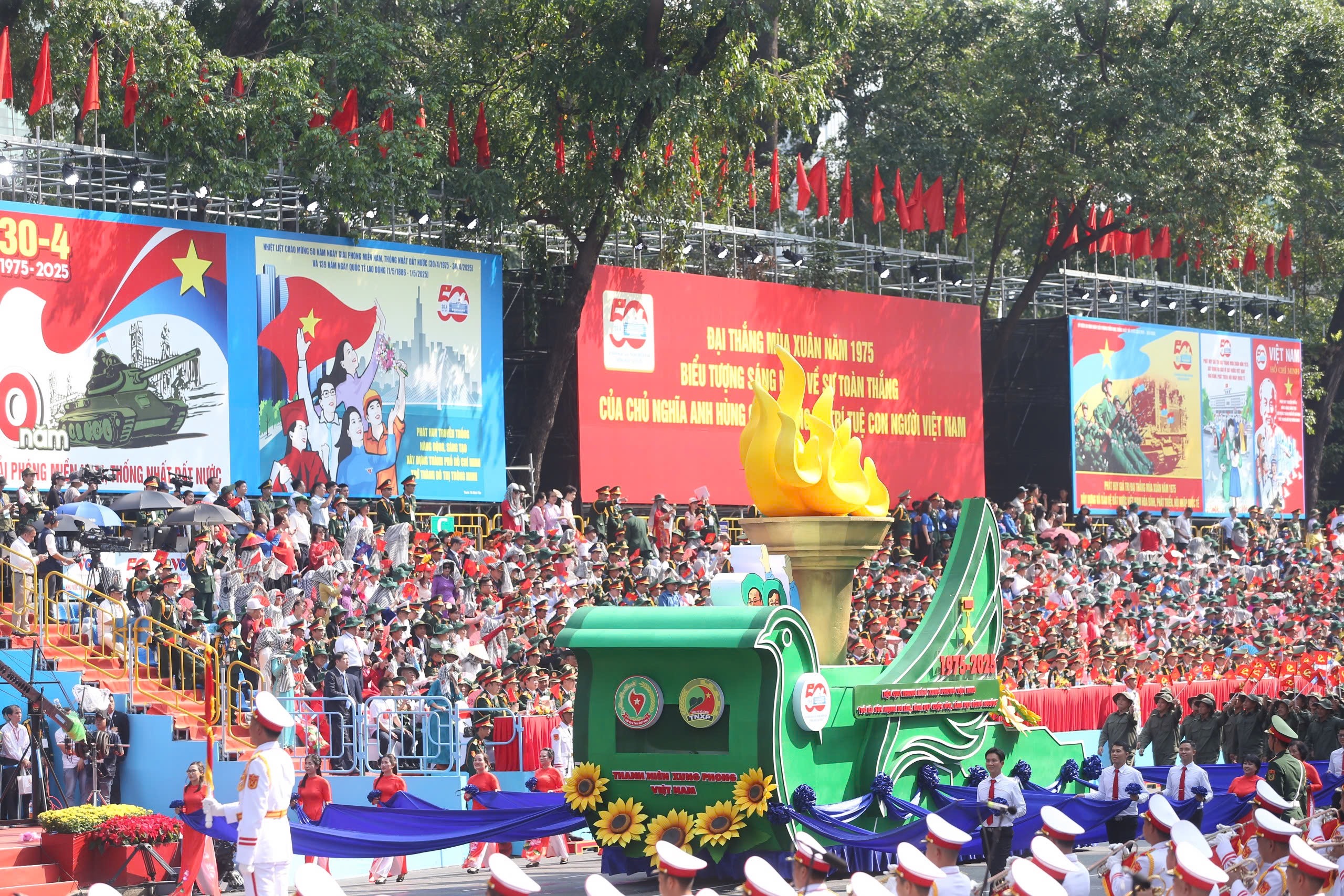 Toàn cảnh Lễ kỷ niệm, diễu binh, diễu hành 50 năm thống nhất đất nước - Ảnh 38.