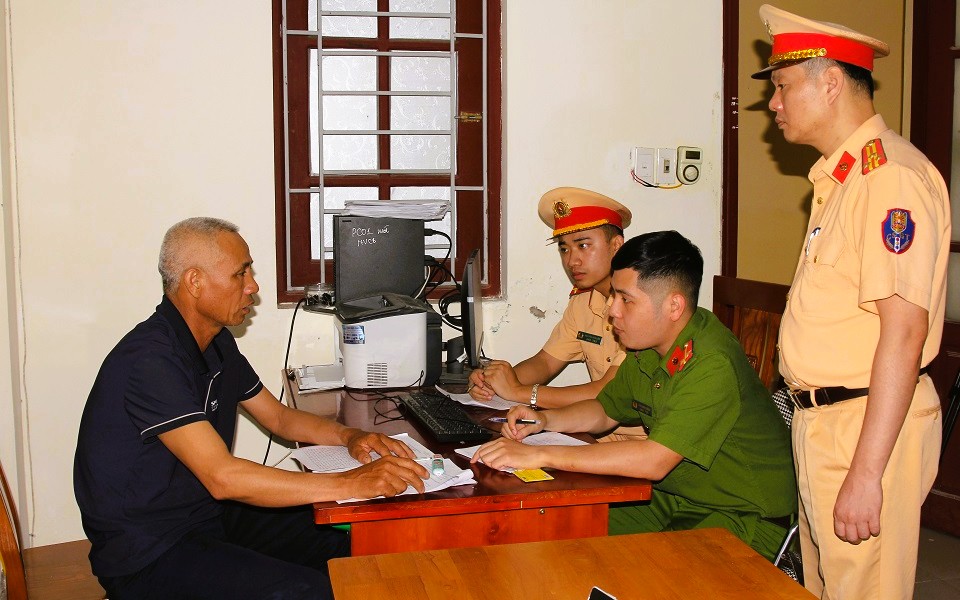 Tạm giữ hình sự người điều khiển xe 3 gác tự chế khiến 2 người thương vong- Ảnh 1. Tạm giữ hình sự người điều khiển xe 3 gác tự chế khiến 2 người thương vong- Ảnh 1.