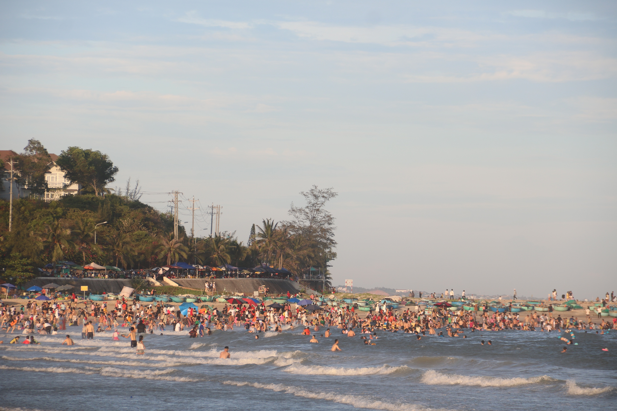 Sắc màu diều rực rỡ trên biển Phan Thiết, du lịch Bình Thuận “cháy phòng” dịp lễ - Ảnh 4.