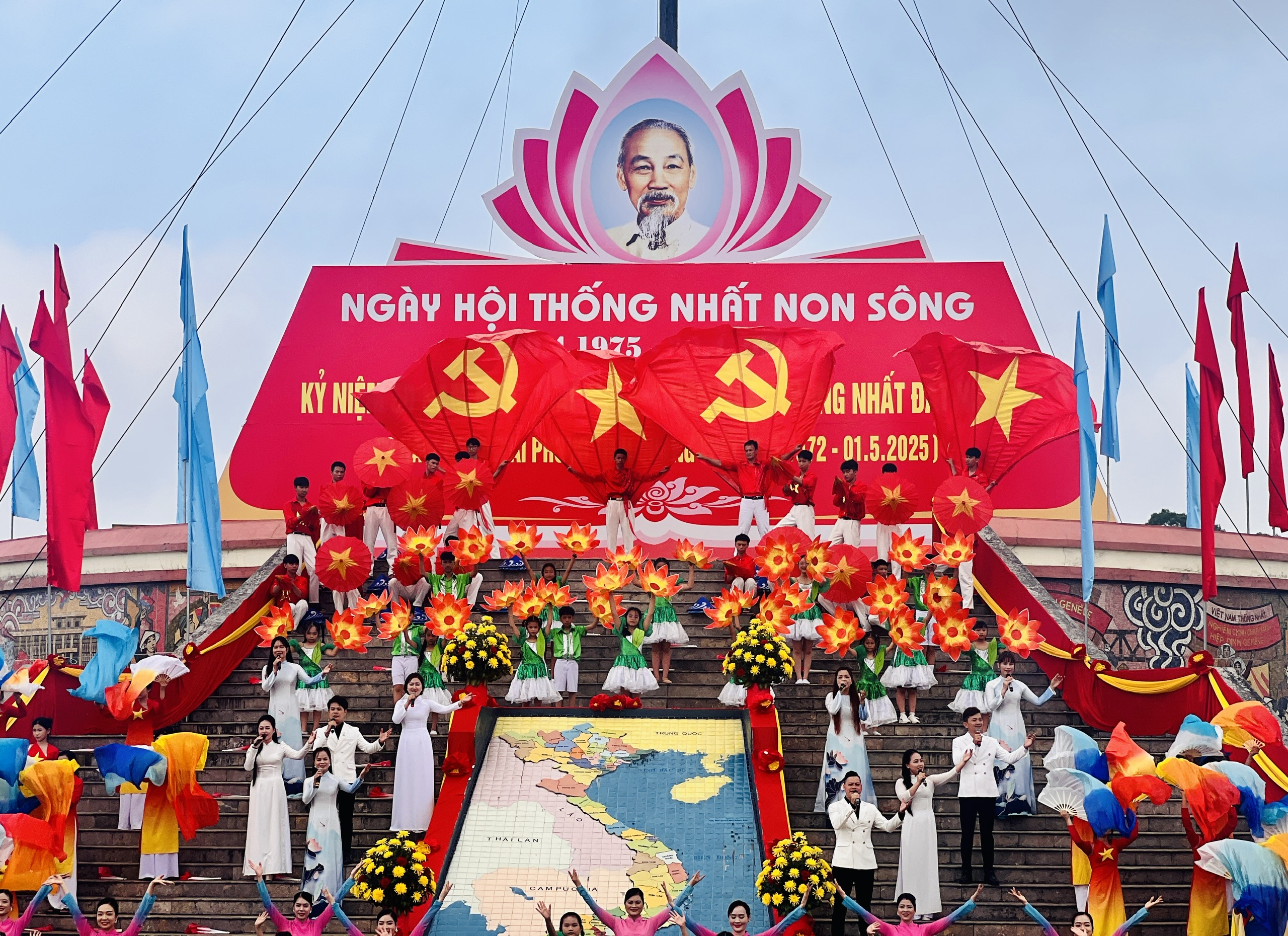 Thiêng liêng lễ thượng cờ Thống nhất non sông ở kỳ đài Hiền Lương- Ảnh 2. Thiêng liêng lễ thượng cờ Thống nhất non sông ở kỳ đài Hiền Lương- Ảnh 2.