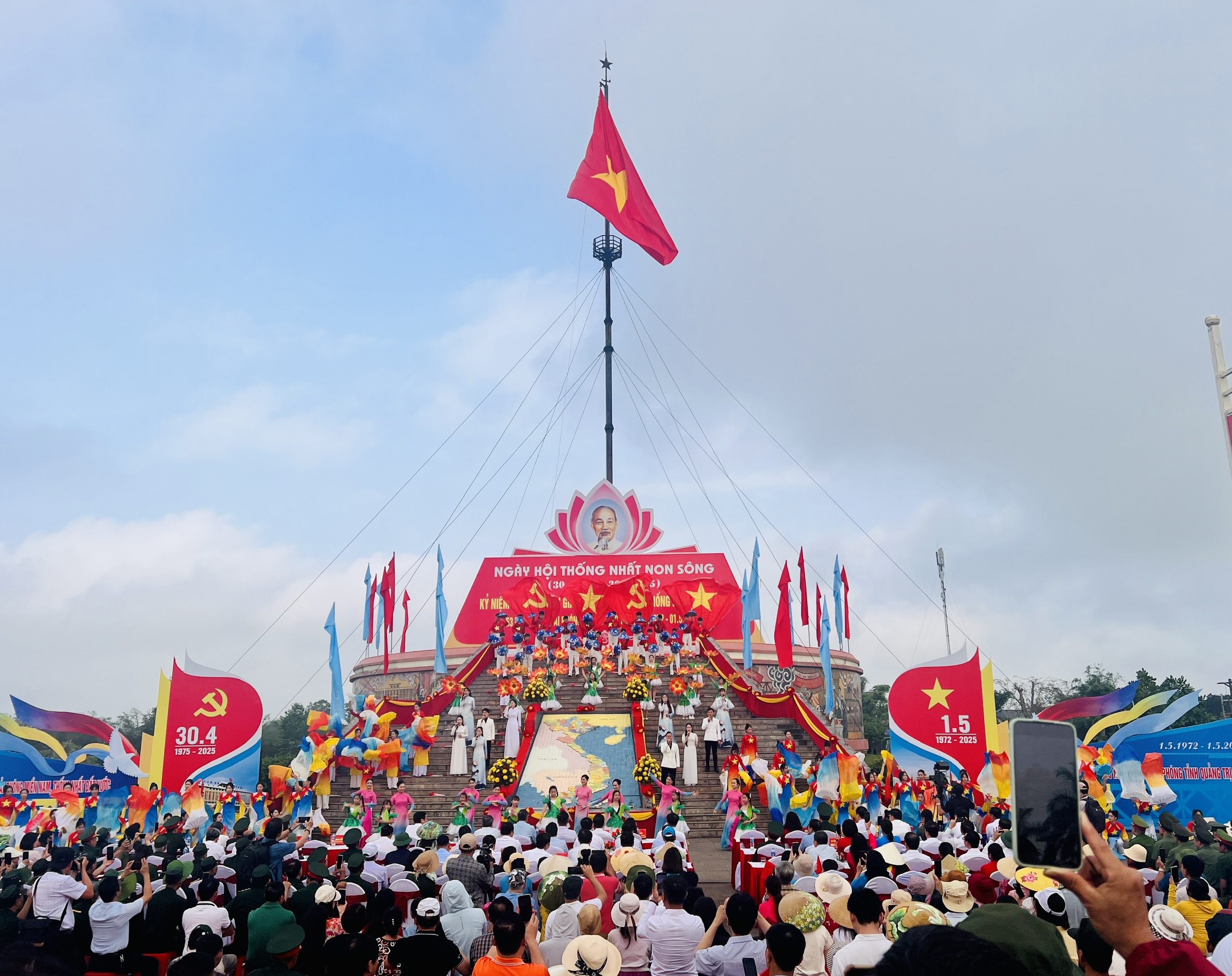 Thiêng liêng lễ thượng cờ Thống nhất non sông ở kỳ đài Hiền Lương- Ảnh 1. Thiêng liêng lễ thượng cờ Thống nhất non sông ở kỳ đài Hiền Lương- Ảnh 1.