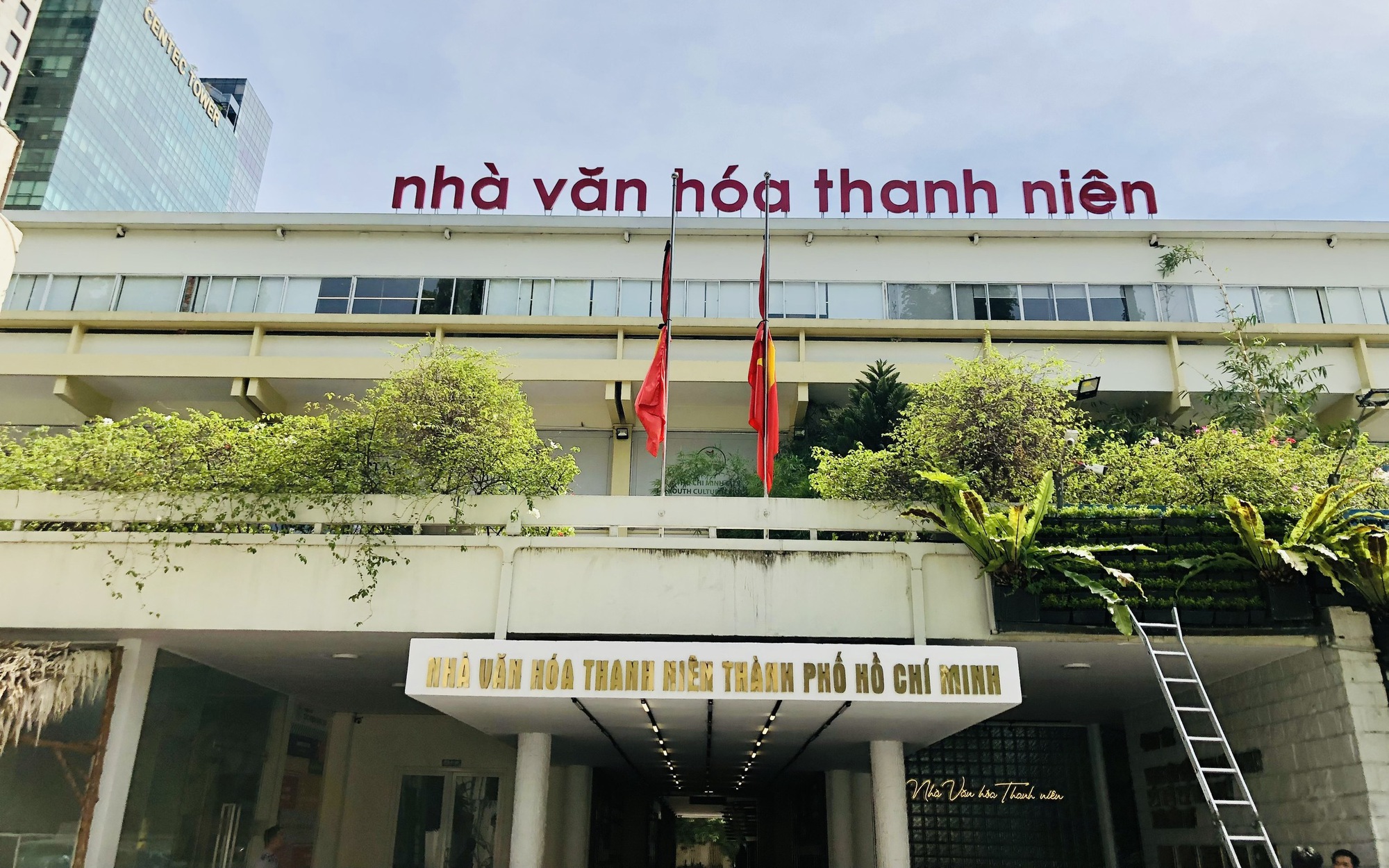 Nhiều trụ sở tại TP HCM treo cờ rủ trong ngày đầu Quốc tang Đại tướng Khamtay Siphandone