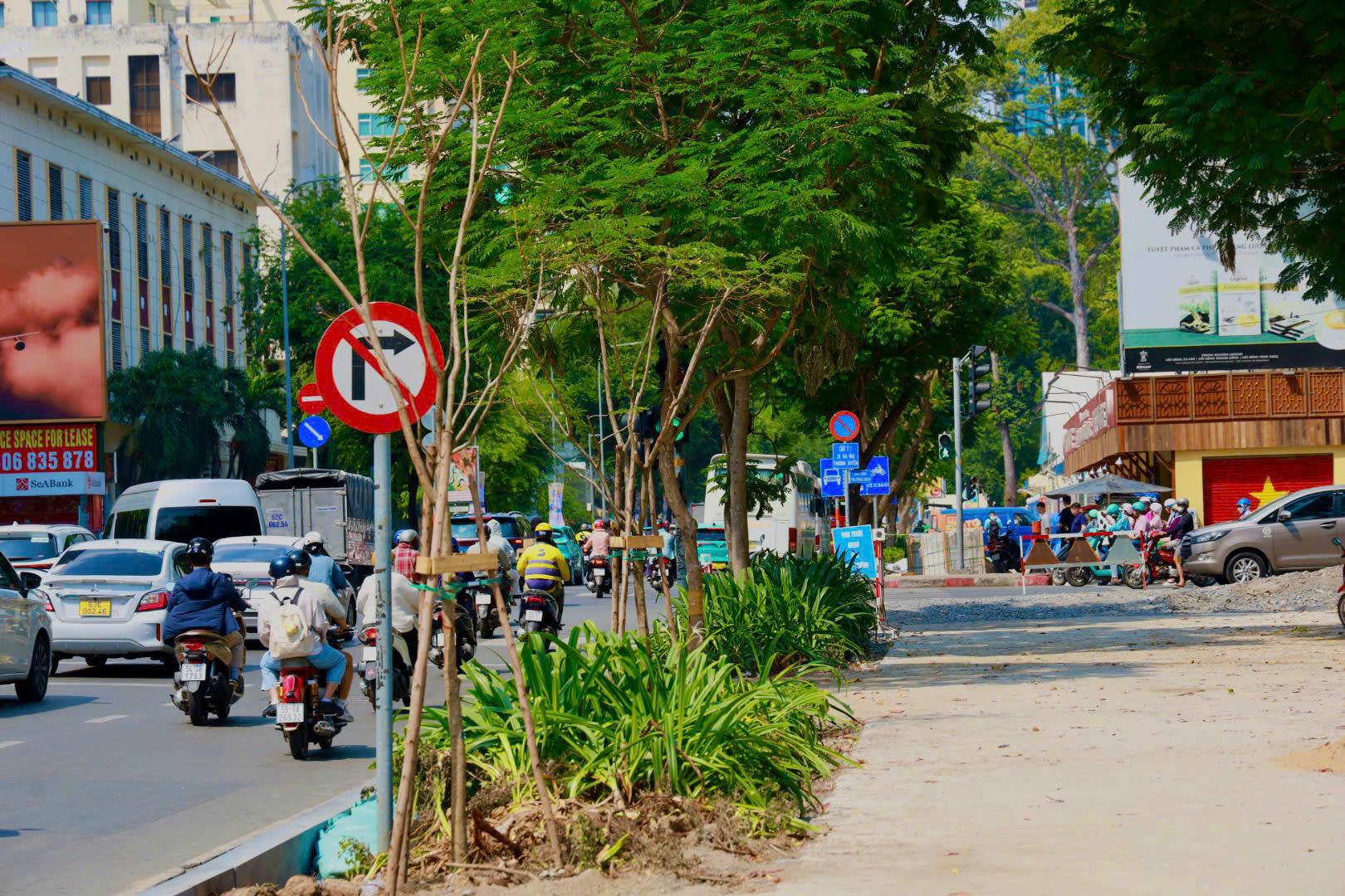 Bóng mát rút lui, TP HCM ngột ngạt giữa nắng hè đầu mùa- Ảnh 5. Bóng mát rút lui, TP HCM ngột ngạt giữa nắng hè đầu mùa- Ảnh 5.