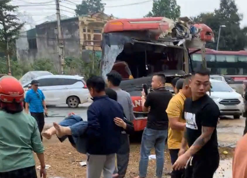 Xe khách biến dạng phần đầu khi va chạm xe đầu kéo, nhiều người bị thương- Ảnh 3. Xe khách biến dạng phần đầu khi va chạm xe đầu kéo, nhiều người bị thương- Ảnh 3.