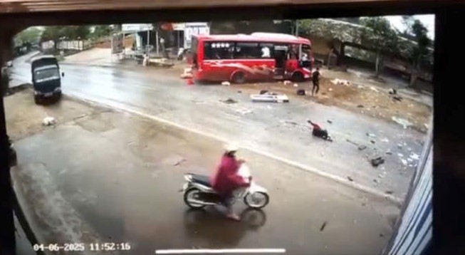 VIDEO: Nhiều người văng xuống đường khi xe khách va chạm kinh hoàng với xe đầu kéo - Ảnh 2. VIDEO: Nhiều người văng xuống đường khi xe khách va chạm kinh hoàng với xe đầu kéo - Ảnh 2.