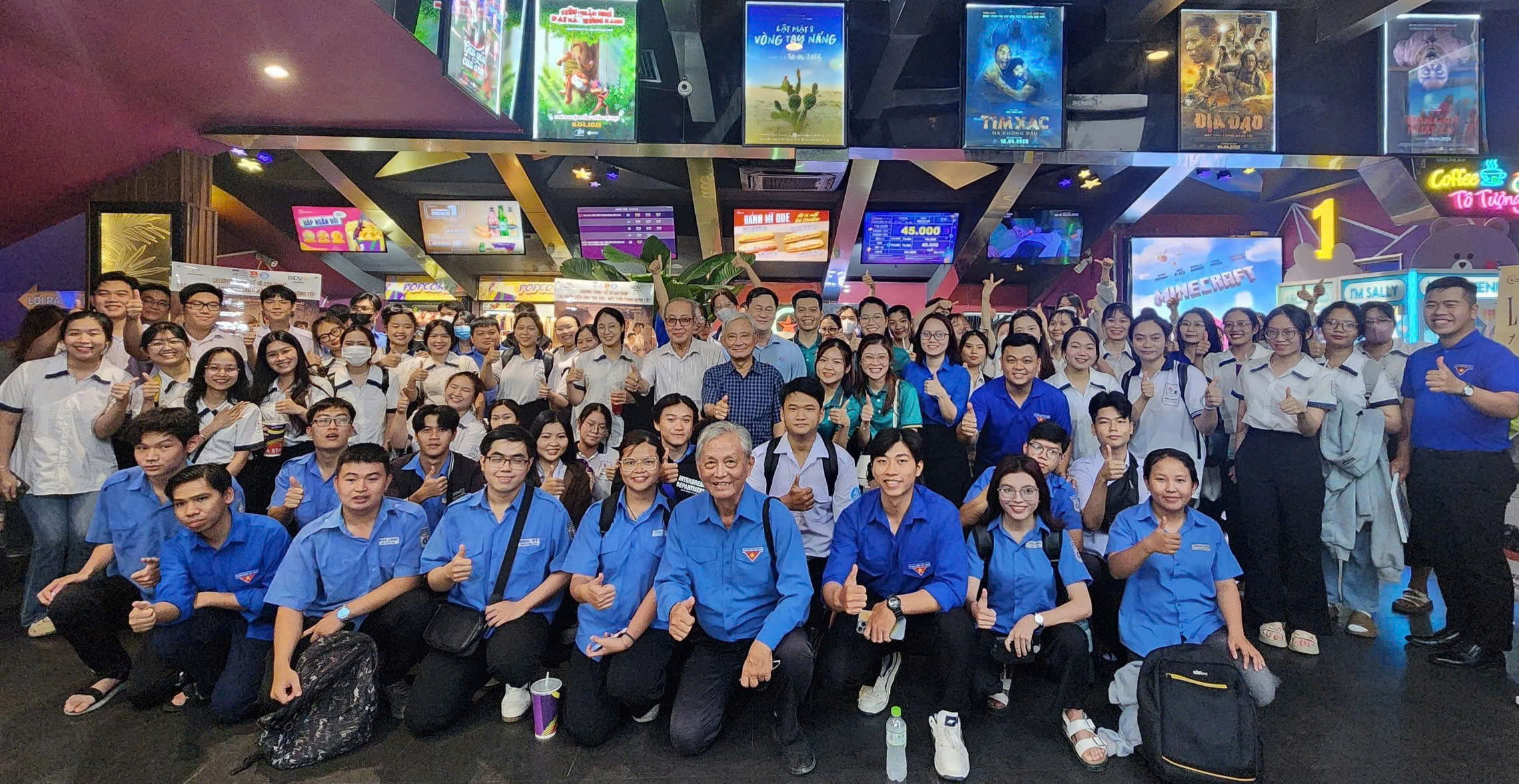 សិស្សានុសិស្សនៅទីក្រុងហូជីមិញទស្សនាការនិទានរឿងប្រវត្តិសាស្ត្រដើម្បីរំលឹកដល់ស្មារតីជាតិ - រូបថតទី 3។ Sinh viên TP HCM xem kể chuyện sử để nhớ về hào khí dân tộc- Ảnh 3.