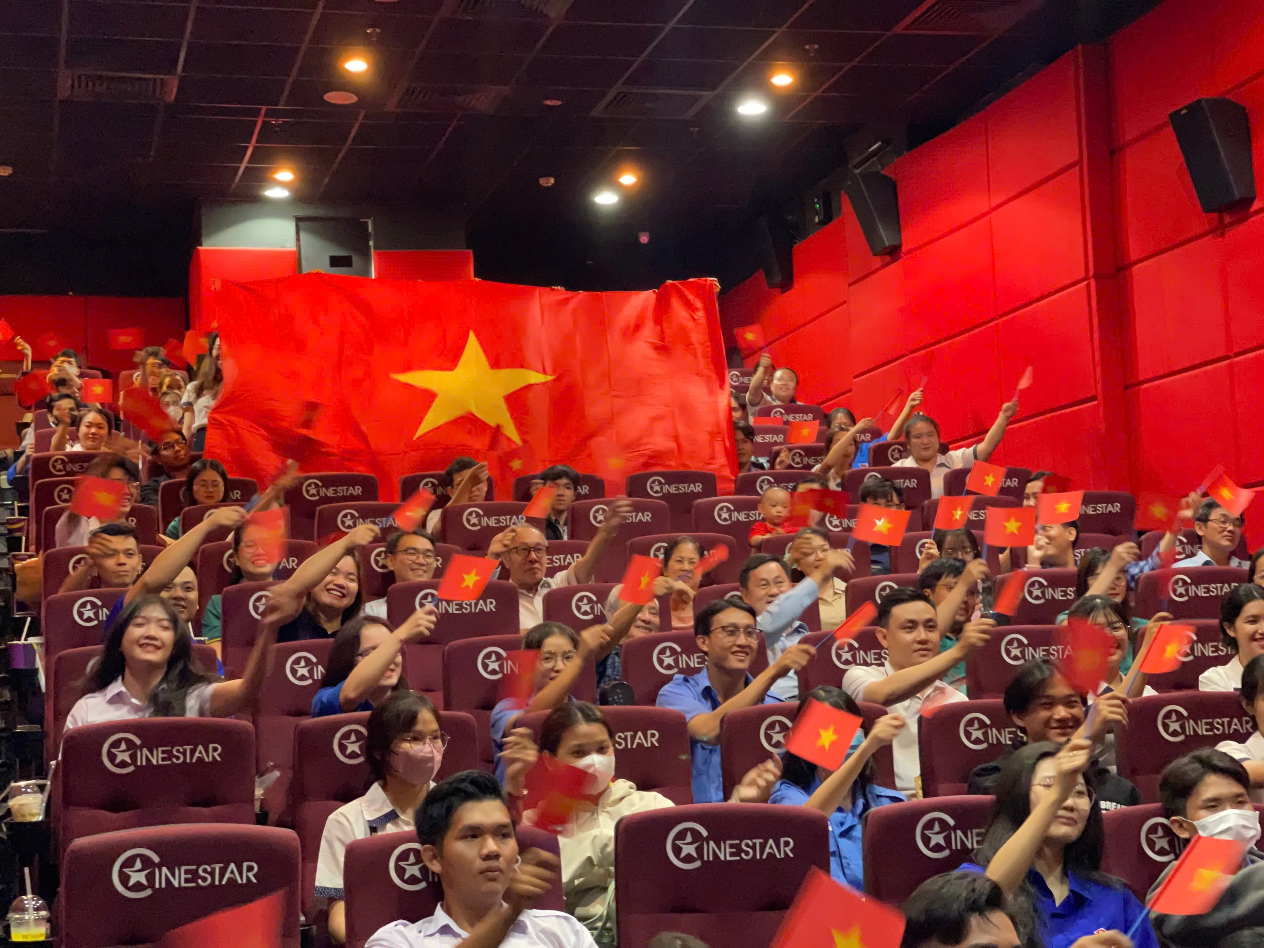 សិស្សានុសិស្សនៅទីក្រុងហូជីមិញទស្សនាការនិទានរឿងប្រវត្តិសាស្ត្រដើម្បីរំលឹកដល់ស្មារតីជាតិ - រូបថតទី 1។ Sinh viên TP HCM xem kể chuyện sử để nhớ về hào khí dân tộc- Ảnh 1.