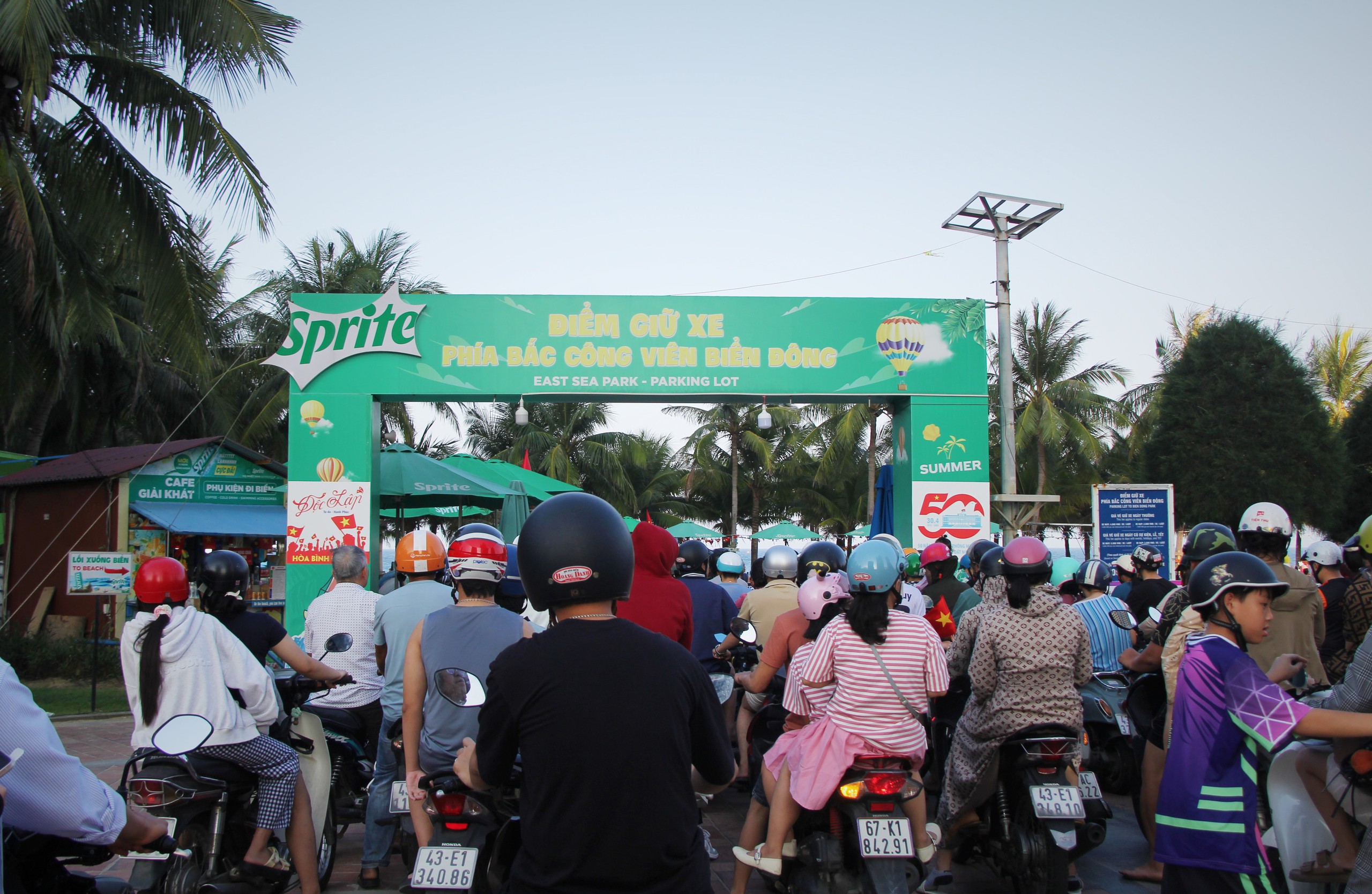 Hình ảnh biển du lịch Đà Nẵng trong ngày thứ hai kỳ nghỉ lễ- Ảnh 13. Hình ảnh biển du lịch Đà Nẵng trong ngày thứ hai kỳ nghỉ lễ- Ảnh 13.