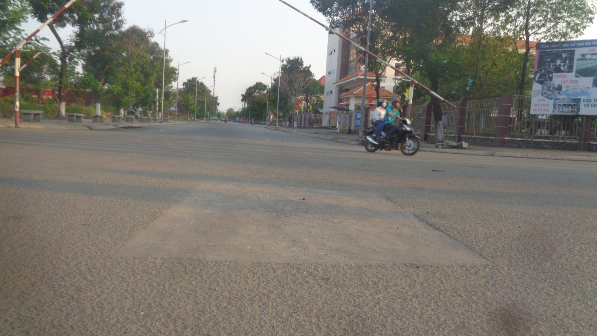 Trám hố ga nguy hiểm - Ảnh 1.