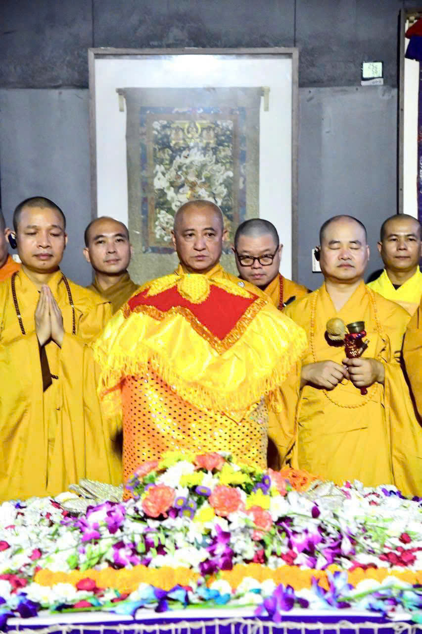 Hình ảnh độc quyền: Xá lợi Đức Phật đang chuẩn bị lên máy bay từ Ấn Độ đến Việt Nam - Ảnh 2.