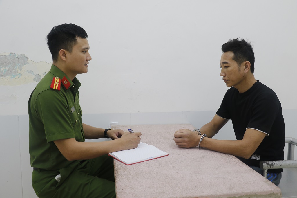 Công an thông tin vụ phụ huynh xông vào trường đánh tới tấp cô giáo, bắt đứng dưới mưa- Ảnh 1. Công an thông tin vụ phụ huynh xông vào trường đánh tới tấp cô giáo, bắt đứng dưới mưa- Ảnh 1.