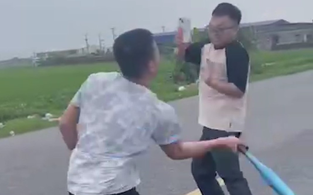 Bắt khẩn cấp tài xế xe bán tải dùng gậy bóng chày đánh người sau va chạm giao thông - Ảnh 2.