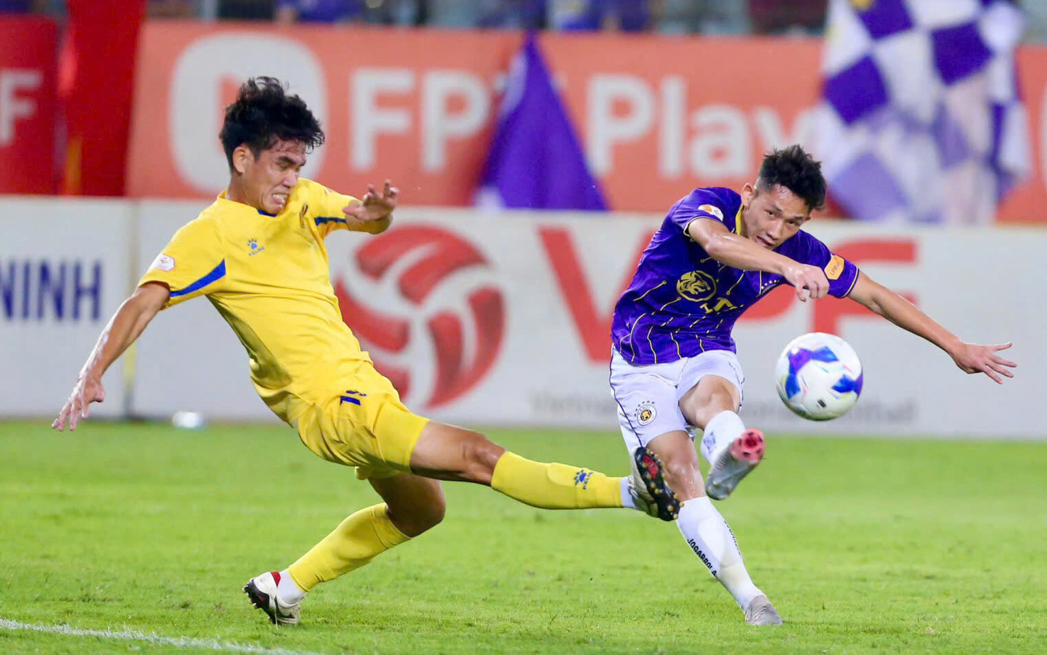 Kịch tính cuộc đua vô địch lẫn trụ hạng V-League - Ảnh 1.