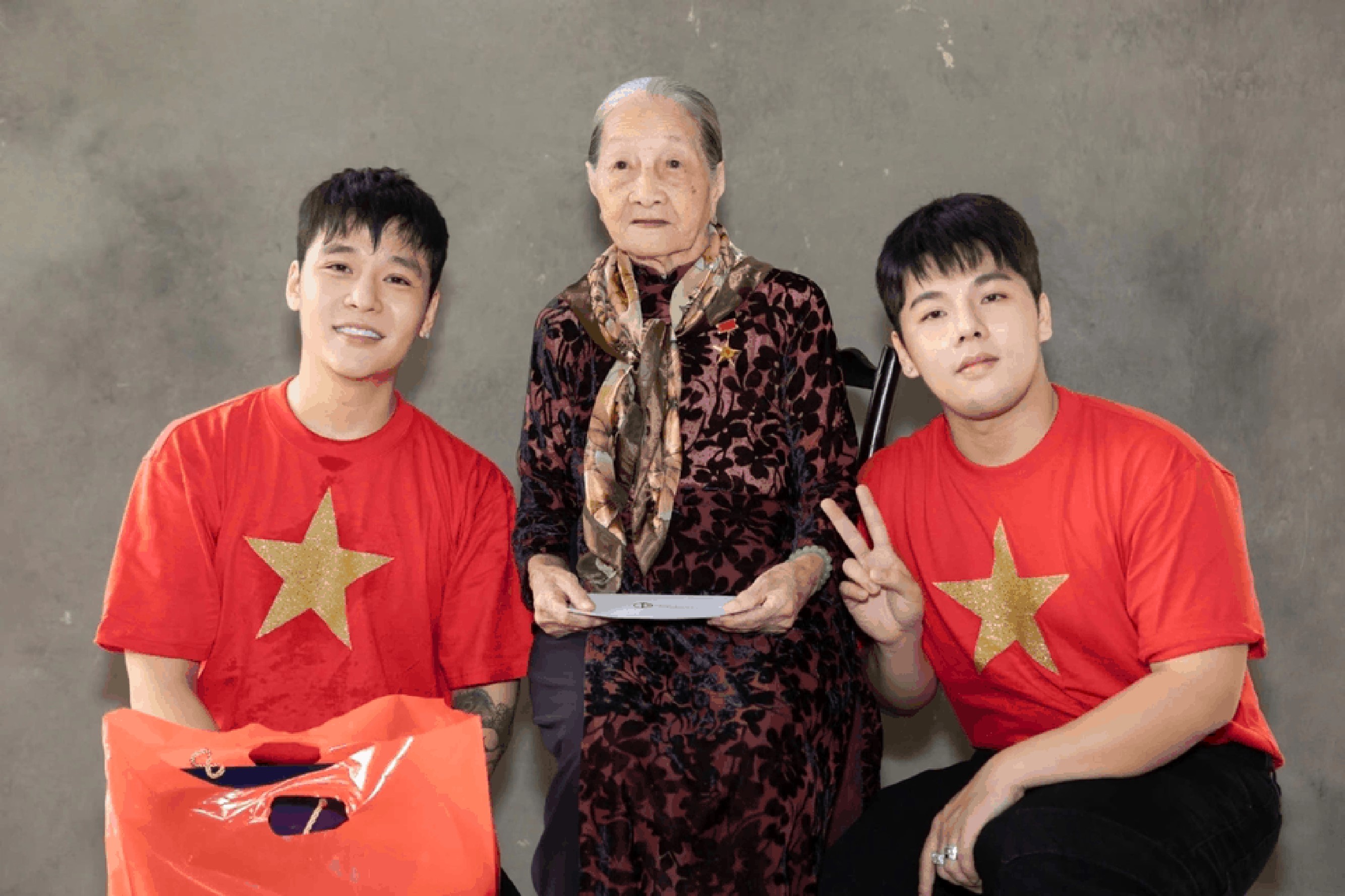 Khắc họa chân dung 57 Mẹ Việt Nam anh hùng - Ảnh 1.