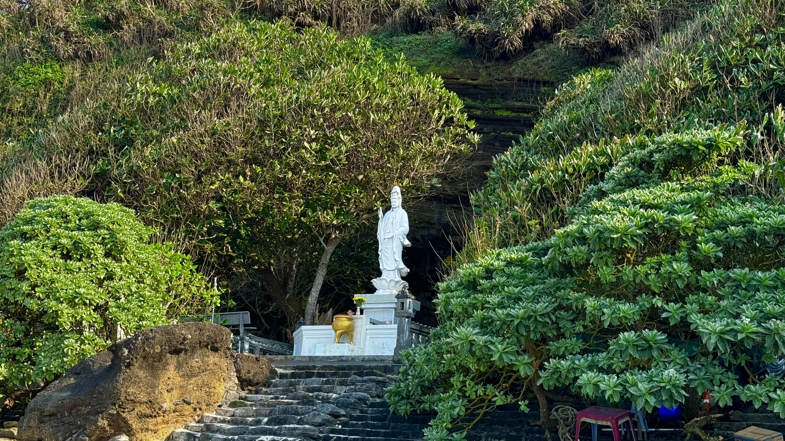 Vizitarea templului fără călugări dintr-o peșteră veche de un milion de ani din Ly Son - Fotografia 5. Chiêm bái ngôi chùa không sư trong hang đá triệu năm ở Lý Sơn- Ảnh 5.