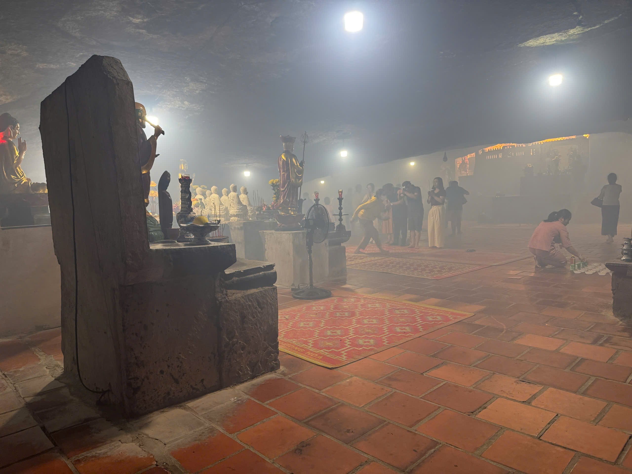 Vizitarea templului fără călugări dintr-o peșteră veche de un milion de ani din Ly Son - Fotografia 7. Chiêm bái ngôi chùa không sư trong hang đá triệu năm ở Lý Sơn- Ảnh 7.