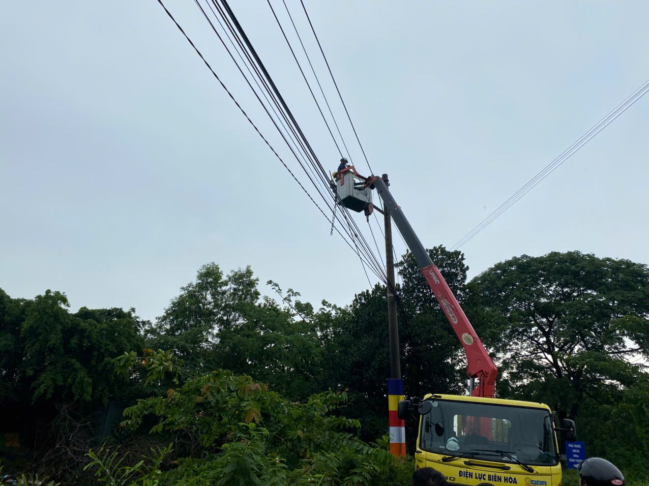 Đồng Nai: Đến trưa 10-5, sau ngập sâu, cây ngã, xe lật là tình trạng mất điện ở nhiều nơi - Ảnh 4. Đồng Nai: Đến trưa 10-5, sau ngập sâu, cây ngã, xe lật là tình trạng mất điện ở nhiều nơi - Ảnh 4.
