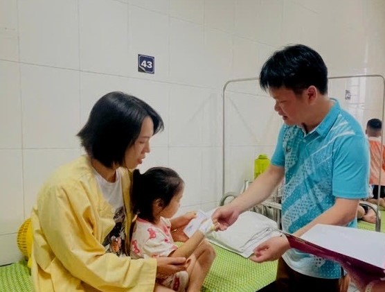 16 trẻ nhập viện cấp cứu sau buổi ăn trưa tại trường- Ảnh 1. 16 trẻ nhập viện cấp cứu sau buổi ăn trưa tại trường- Ảnh 1.
