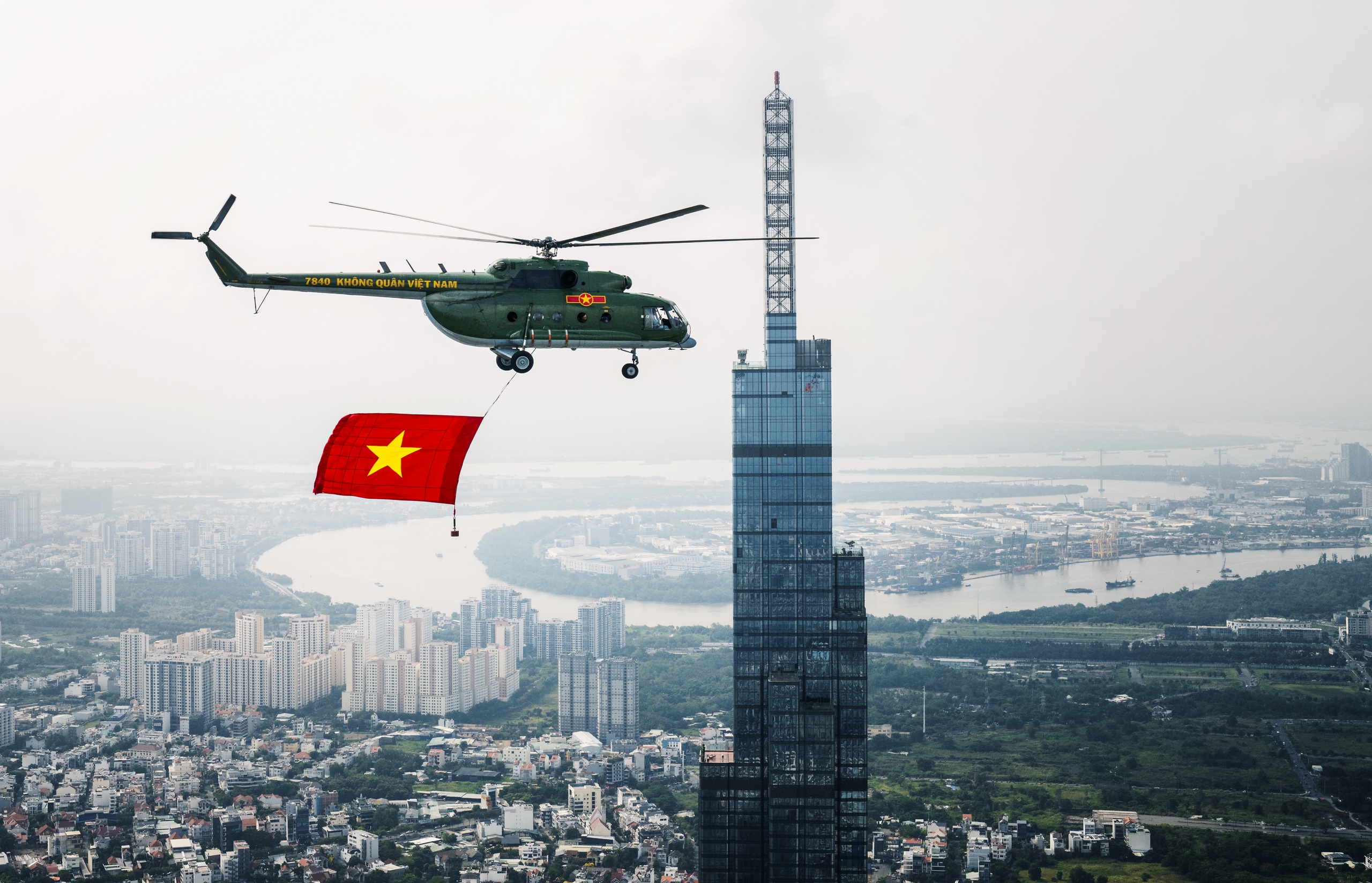 50 năm thống nhất - lá cờ bay trên TP HCM - Ảnh 4.