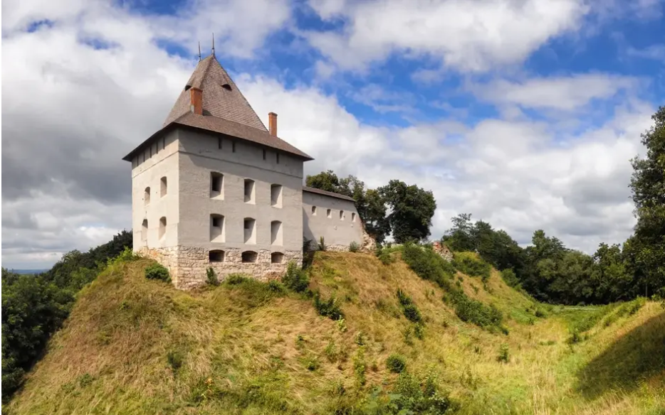 Ukraine: Ph&aacute;t hiện 4 c&ocirc;ng tr&igrave;nh lạ x&acirc;y bằng xương qu&aacute;i th&uacute; - Ảnh 2.